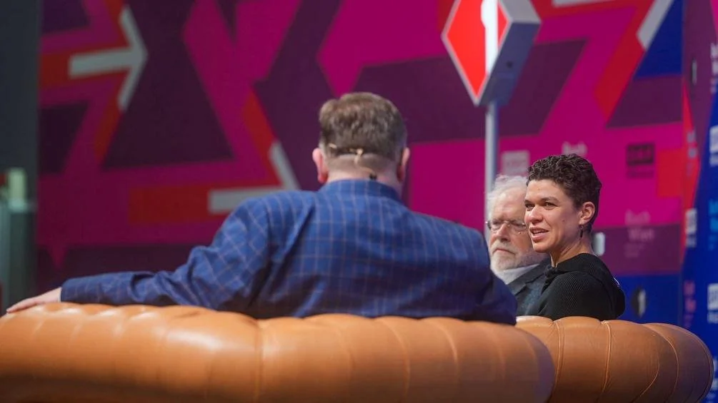 Martin Haidinger moderiert eine Ö1-Podiumsdiskussion