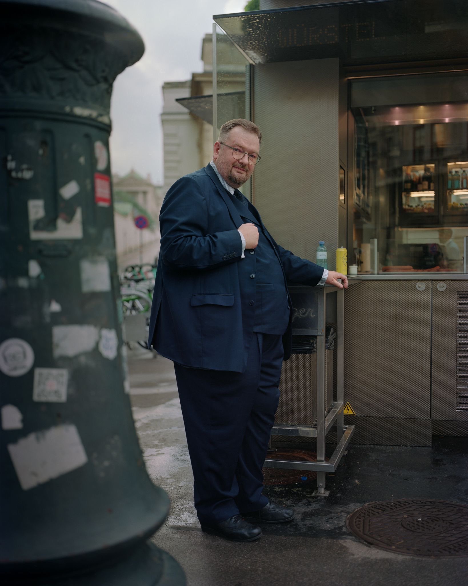 Martin Haidinger vor einem Würstelstand in Wien. Foto von Dawn Kim