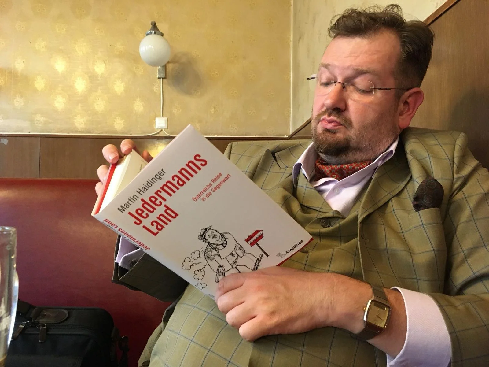 Martin Haidinger mit seinem Buch "Jedermanns Land"