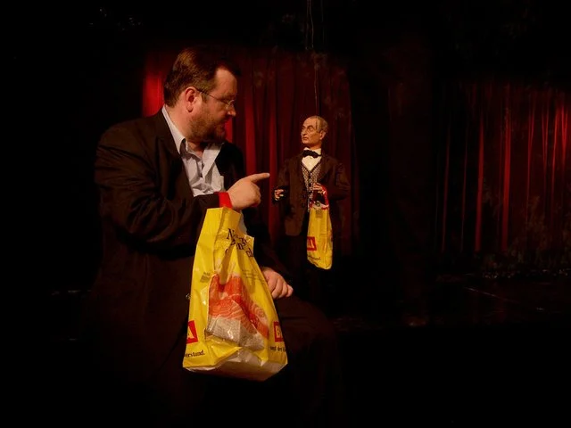 Martin Haidinger bei einem Bühnenprogramm mit einer Puppe