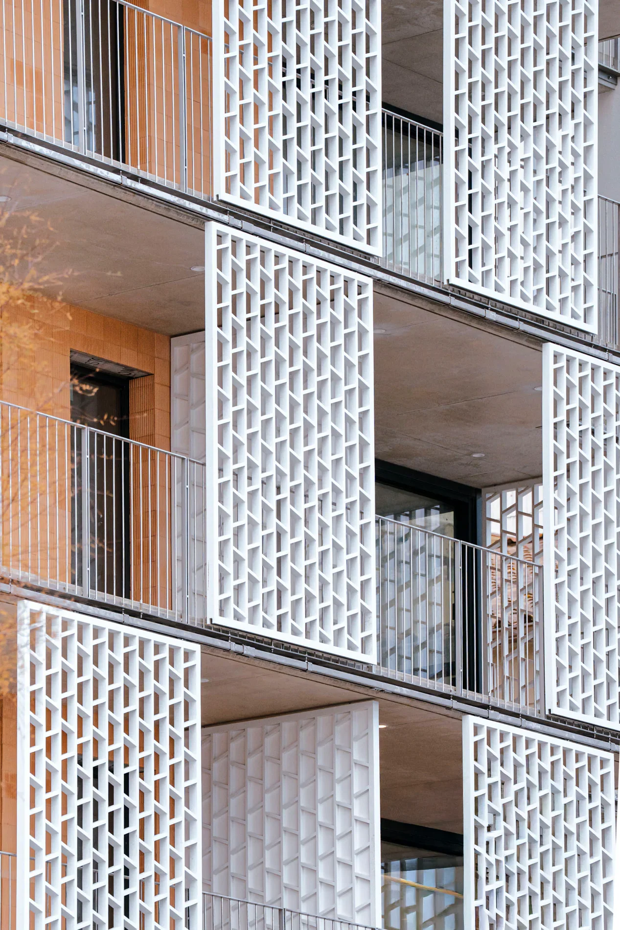 Detalle de celosía de fachada de Sorra Mar i Cel, Sant Antoni de Calonge. Acabado exterior en hormigón calado que filtra la luz y dialoga con el paisaje mediterráneo. Escabeche Studio.