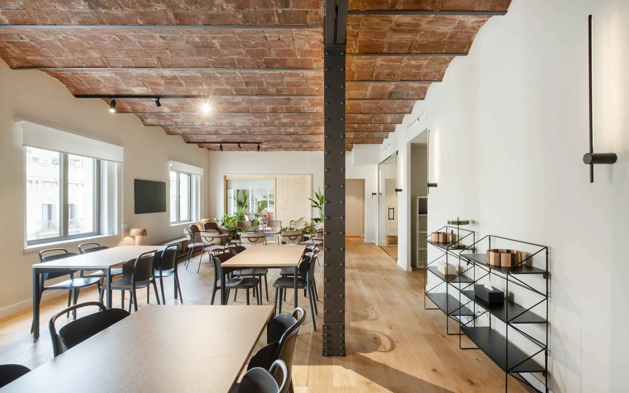 Espacio diáfano de Vértigo Vida con zona de comedor, vegetación y techo de madera catalana. Centro de día en Barcelona, diseño interior de Escabeche Studio.