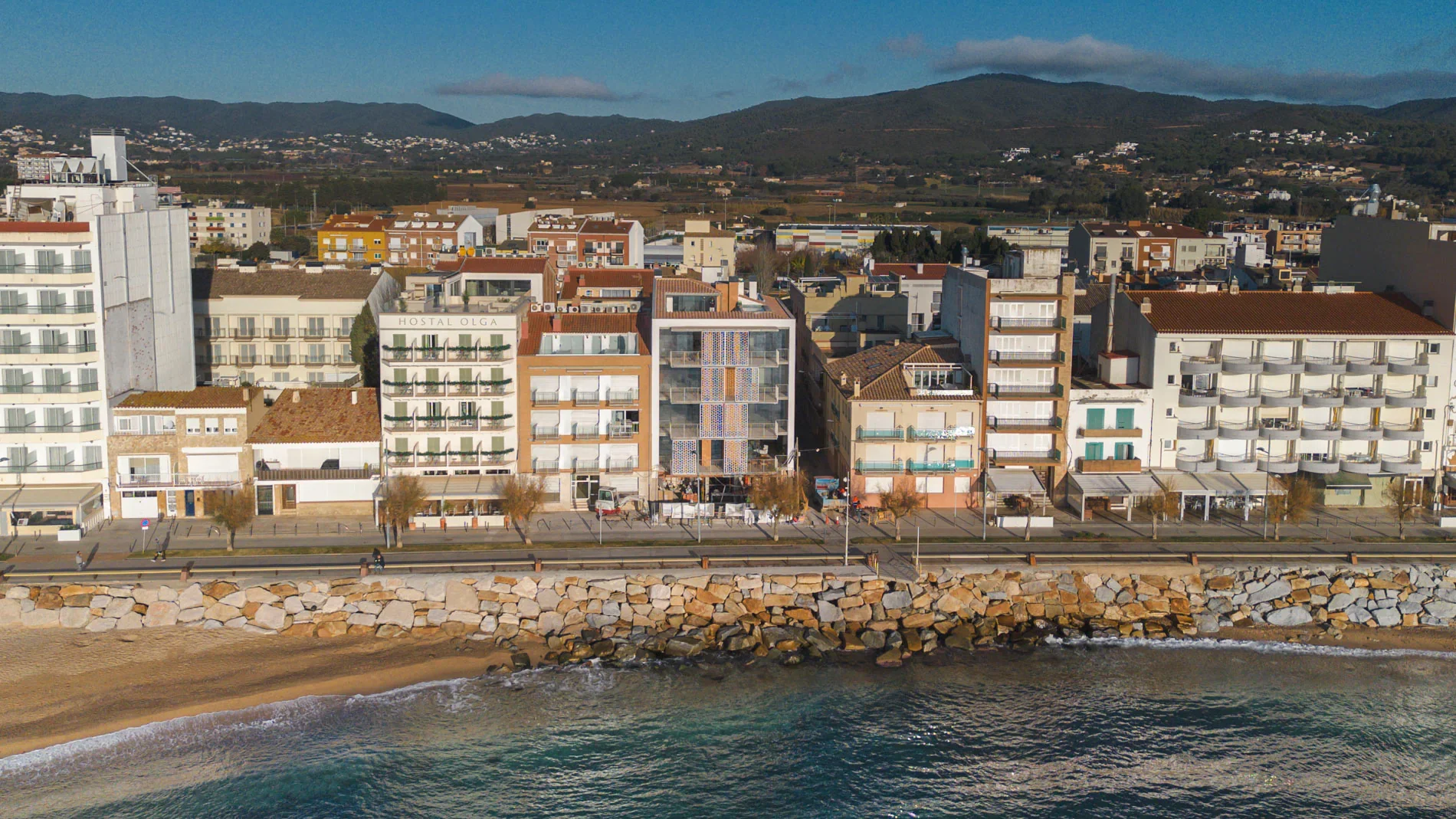 Vista aérea de Sorra Mar i Cel en primera línea de mar de Sant Antoni de Calonge, Costa Brava. Complejo de apartamentos turísticos de obra nueva con vistas al Mediterráneo. Proyecto de Escabeche Studio.