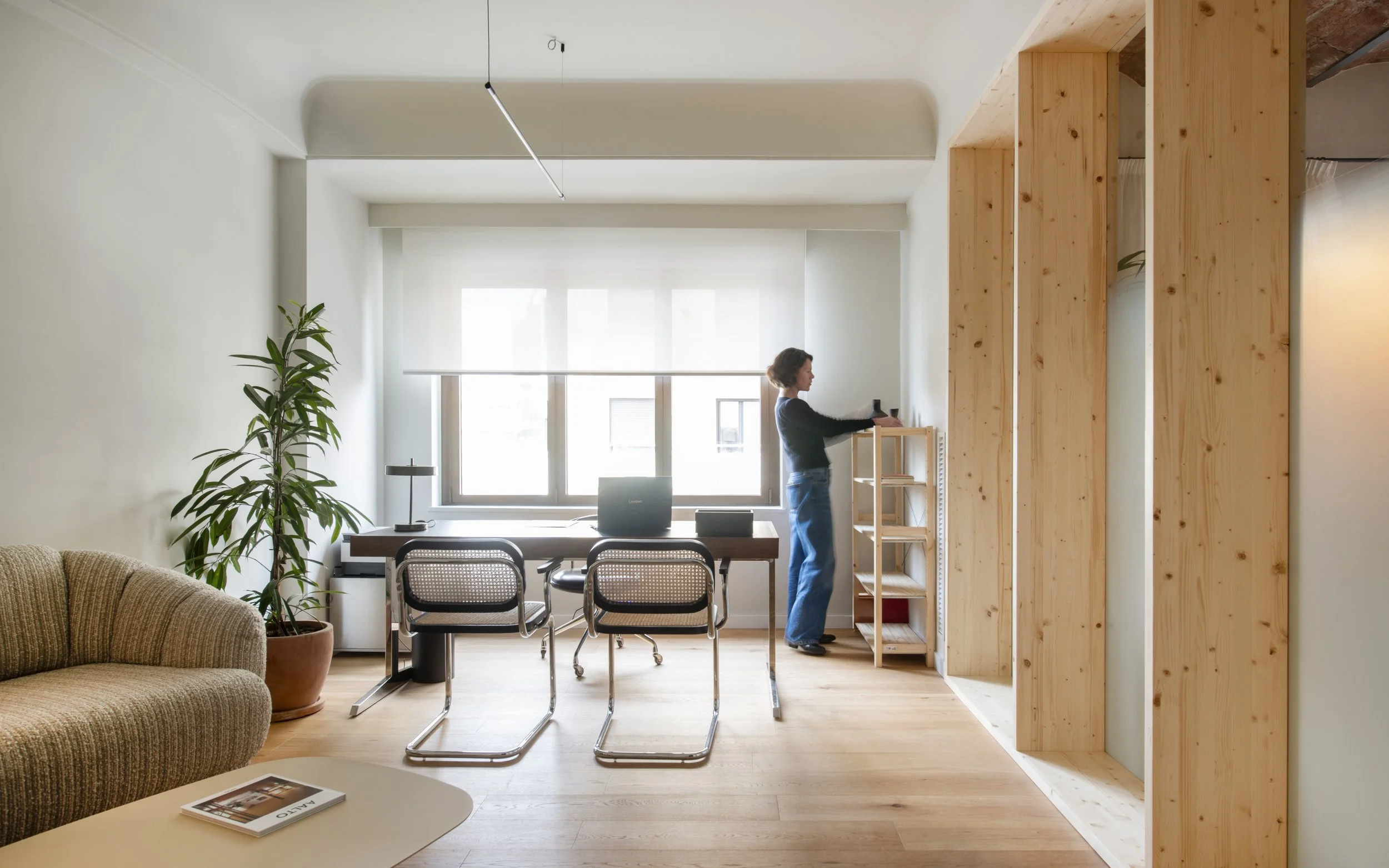 Zona de trabajo individual de Vértigo Vida con escritorio, silla ergonómica y luz natural. Centro de día terapéutico en Barcelona, diseño de Escabeche Studio.