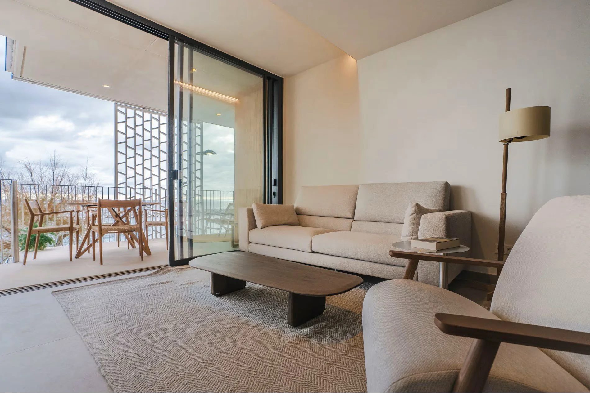 Salón amplio con sofá y mesa de centro en apartamento turístico de Sorra Mar i Cel, Calonge. Diseño sereno y confortable para hospitality en la Costa Brava. Escabeche Studio.