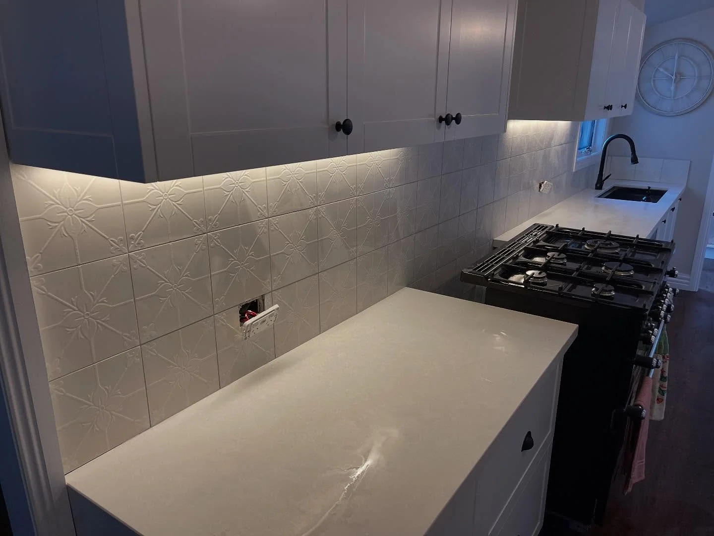 Keeping it clean with these 200x200 white tiles
Fresh splashbacks done in the kitchen and walk-in pantry
Another one ticked off ✅
Enquire via DM or email.
#MelbourneTiler #TilingLife#TILER#Kitchen#walk-inpantry#splashbacks