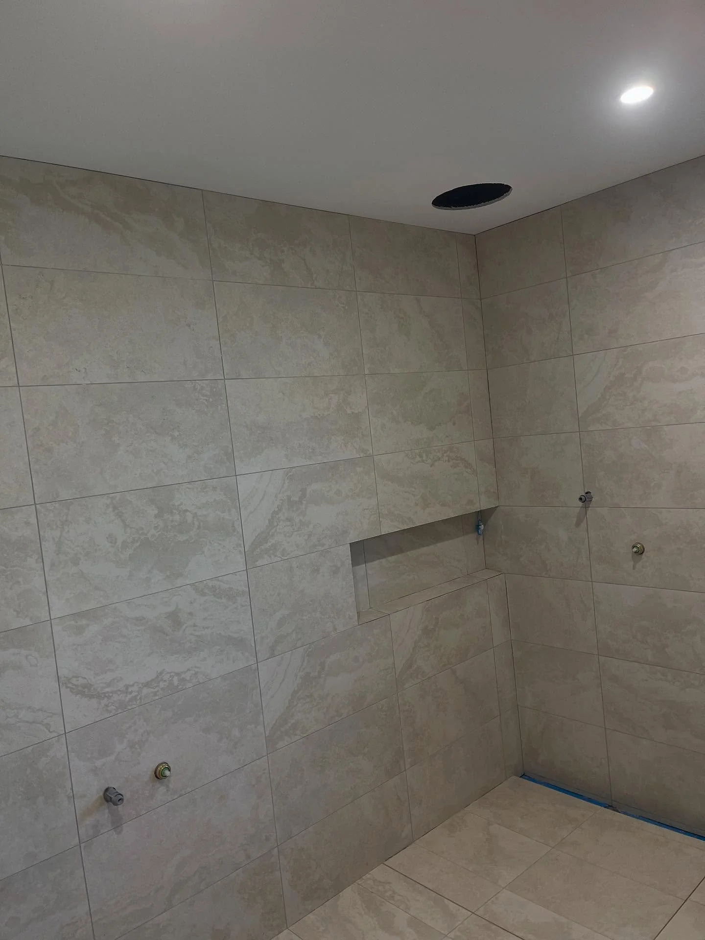 Wrapped this one up with 300x600 tiles – fresh, modern vibes all the way👌🏿
Enquire via DM or email.
#BDTilingSolutions #BathroomGoals #TilerLife #MelbourneTiler #BathroomRenovation #FreshTiles