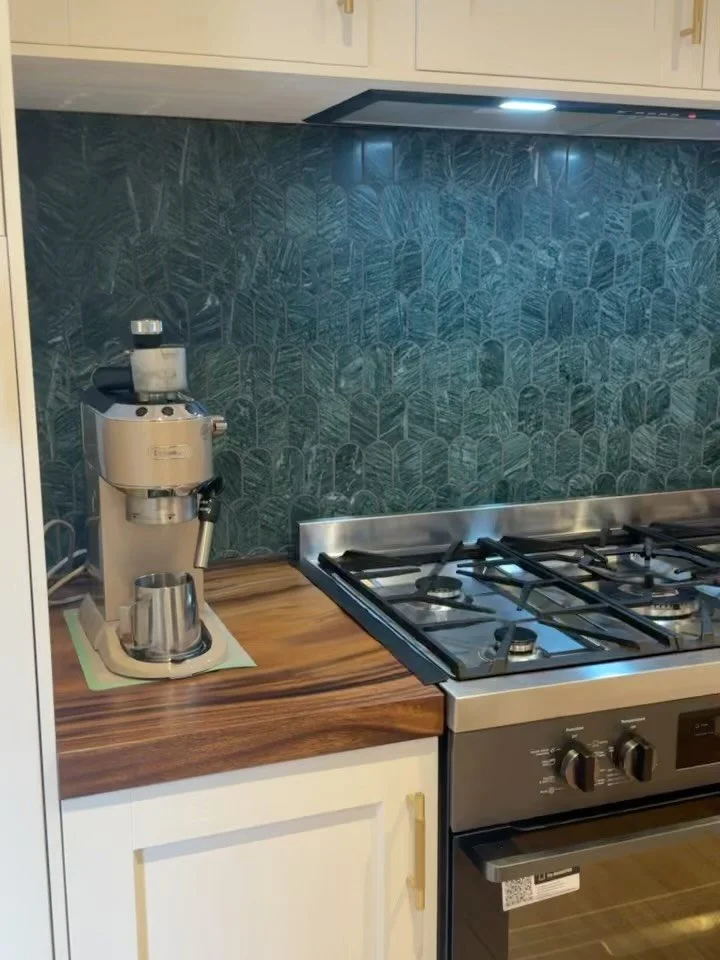 Splashback goals with this fan finish🔥👌🏿
Enquire via DM or email.
#BDTilingSolutions #FanPattern #TileDesign #TileSplashback #CurvedTiles #TileArt #TilingSolutions #TileStyle  #TilerLife #MelbourneTiler #Kitchen#Splashback