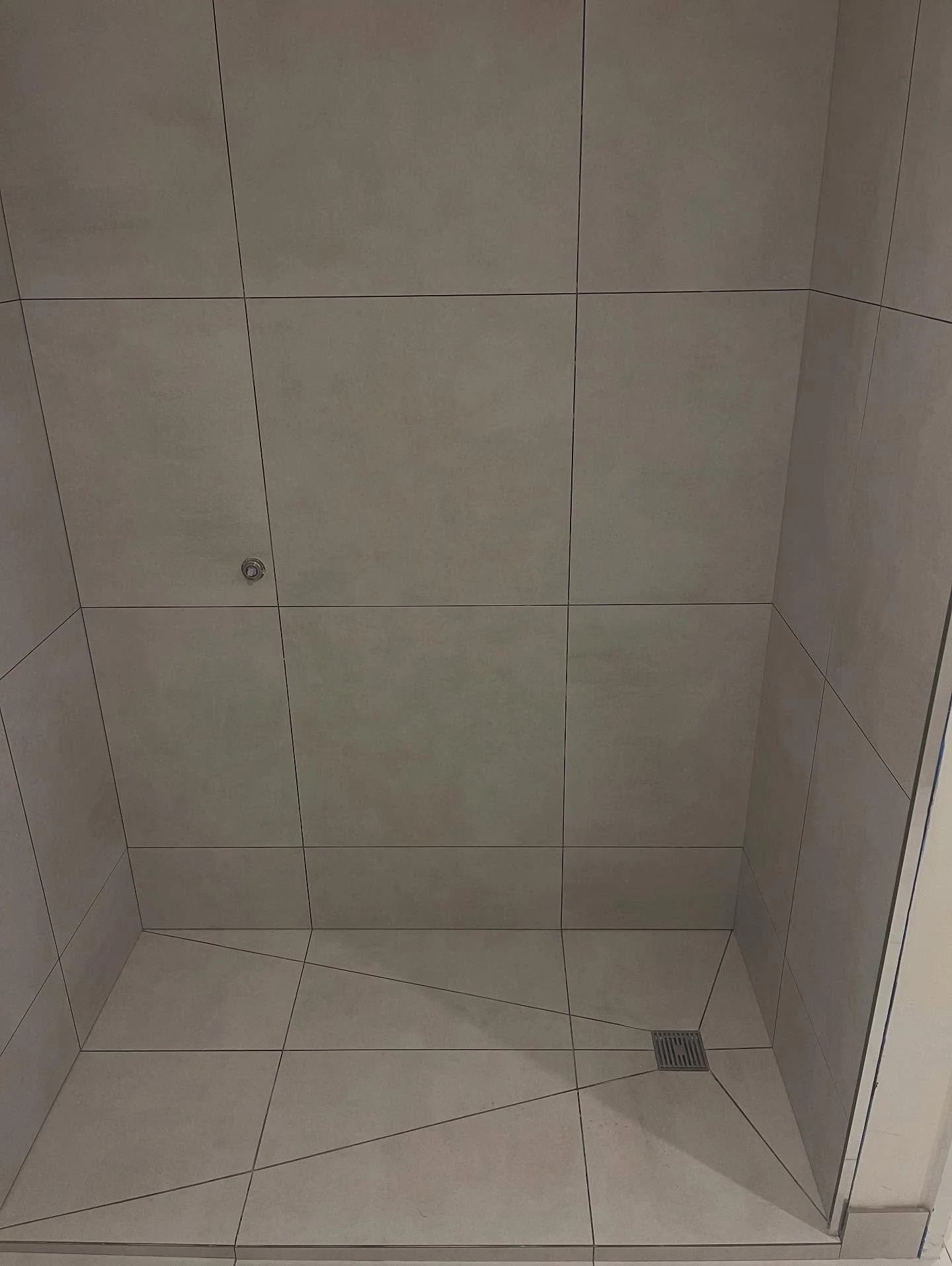 Another one wrapped up! 600x600 tiles through the bathroom and toilet &mdash; clean finish every time 🔥

Enquire via DM or email.

#BDTilingSolutions#tiler#tilerlife#melbournetiler#freshfinish#renovations#bathroomrenovations