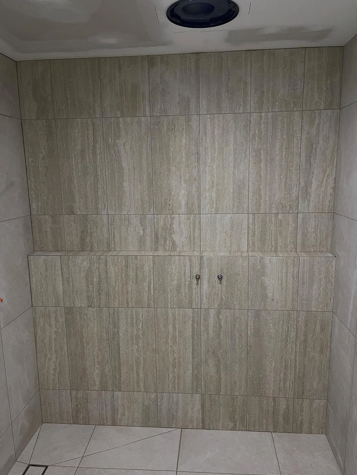 Fresh finish in this bathroom &mdash; keeping it simple but sharp 💥

Enquire via DM or email.

#BDTilingSolutions#tiler#tilerlife#melbournetiler#freshfinish#renovations#bathroom#featurewall