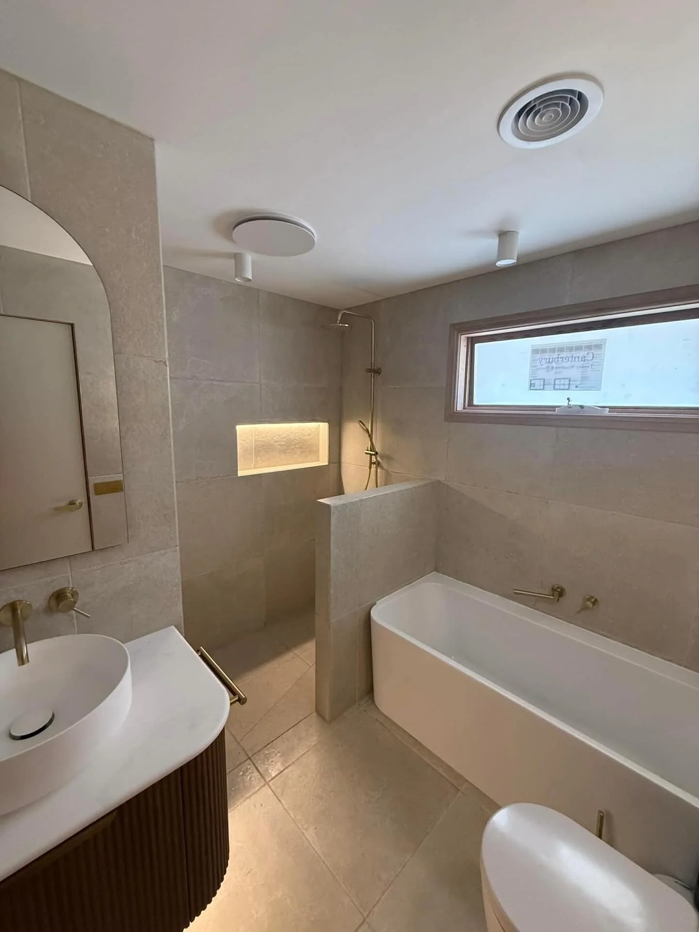 More angles, same quality 🔥
Another look at this completed project.

Enquire via DM or email.

#tiler#melbournetradies#residentialtiling#bathroomrenovation#renovationproject