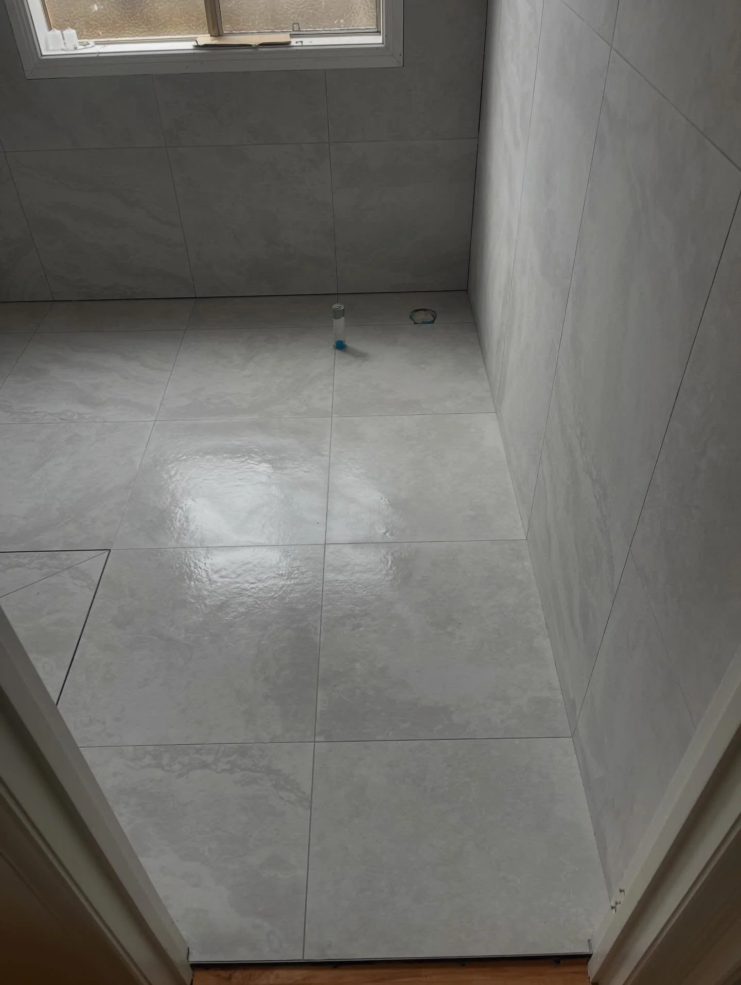 Bathroom completed in Skye.
600 x 600 tiles. Clean finish.
Quality workmanship every time🔥

Enquire via DM or email.

#bdtilingsolutions#tiler#bathroomtiling#skye#melbournetiler