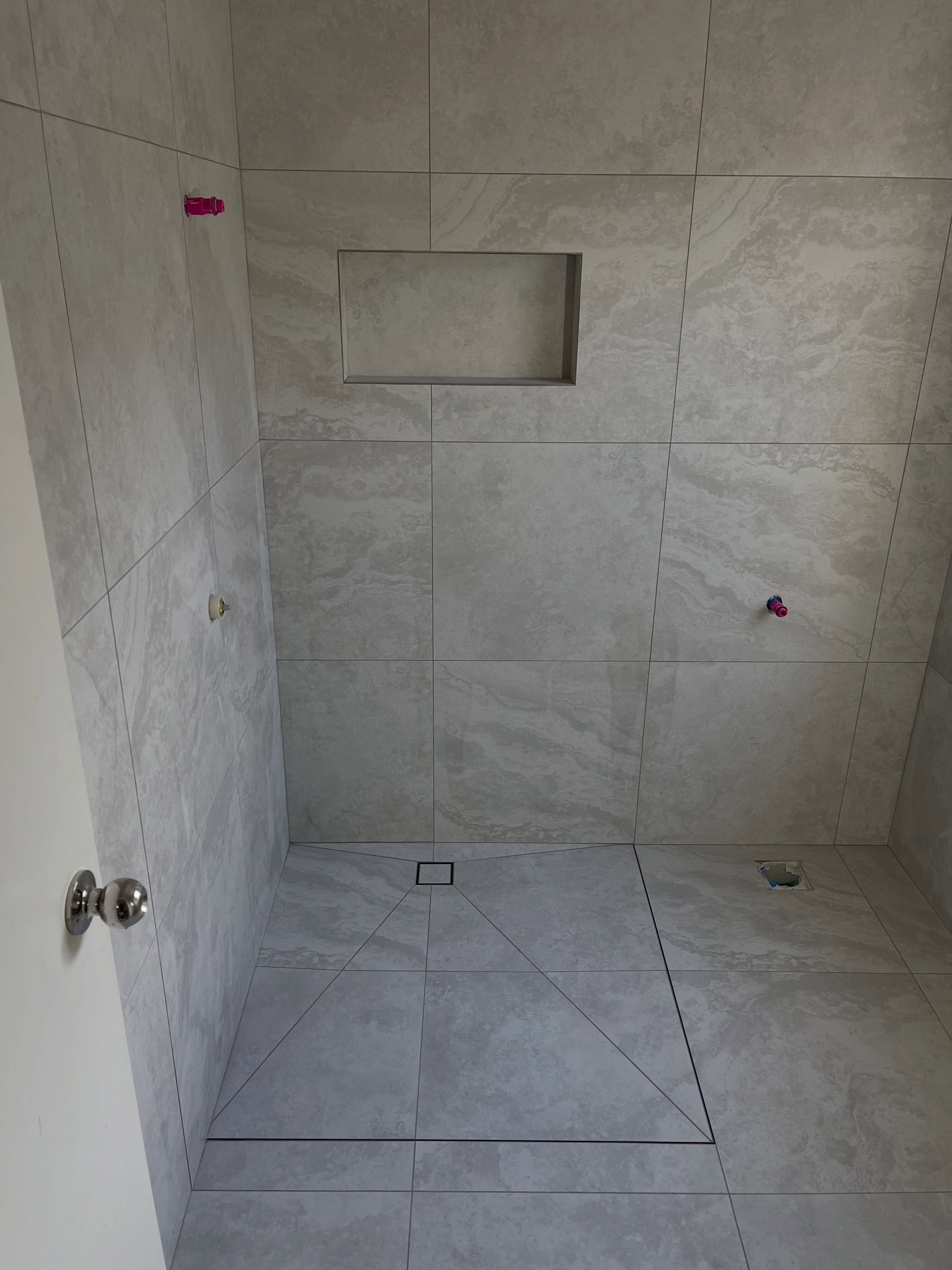 Another bathroom completed in Skye &mdash; this time the ensuite. 🔥

600 &times; 600 porcelain tiles installed with a clean, modern finish and attention to every detail.

📩 Enquire via DM or email for a FREE quote.

#bdtilingsolutions#melbournetile