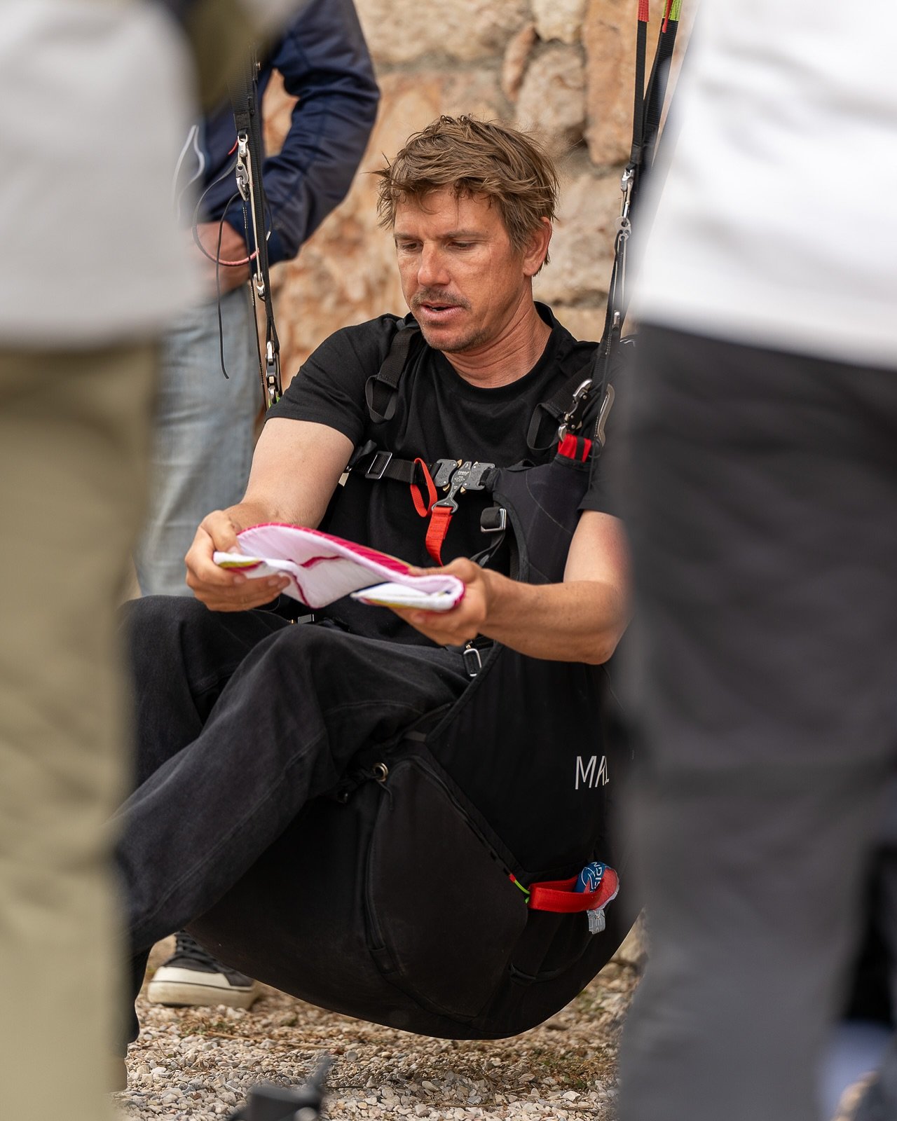 🌟🪂Nur wer die Theorie wirklich versteht, kann in der Luft brillieren! Bei uns lernst du nicht nur mit Kopfh&ouml;rern zu fliegen, sondern verinnerlichst die Man&ouml;ver von Grund auf. Das Wichtigste? Es geht darum, das Fliegen zu f&uuml;hlen! Bist