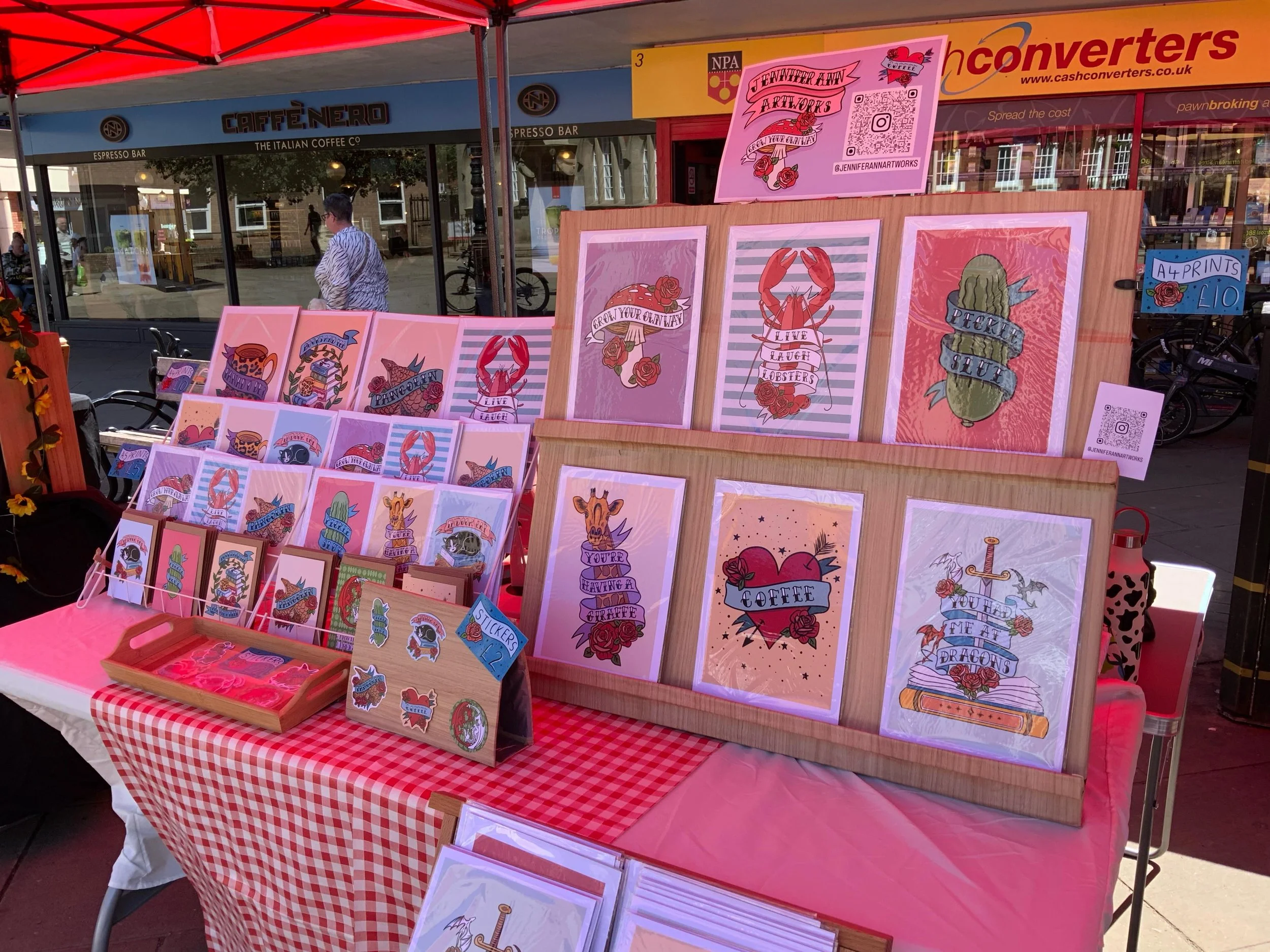 Ready to go at Wrexham Night Market! Here till late, there&rsquo;s gorgeous food and live music, come say hi!

@wrexhamartisanmarket  #wrexhamnightmarket #wrexhamartist #pickleslut #yourehavingagiraffe #artprints
