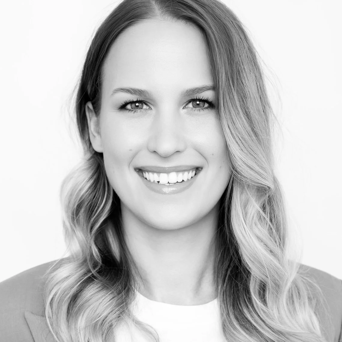 Jennifer Krzechki, staatlich anerkannte Kosmetikerin und Hair & Make-up Artist bei Here we glow, Kosmetikstudio für Biologique Recherche in Stuttgart