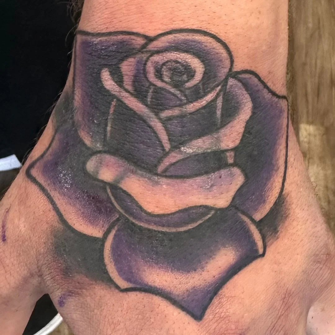 Roses are red&hellip; unless they&rsquo;re cooler in purple 🌹💜 This one&rsquo;s giving mysterious, dramatic, and a little bit rock &lsquo;n roll. First session on this double cover-up