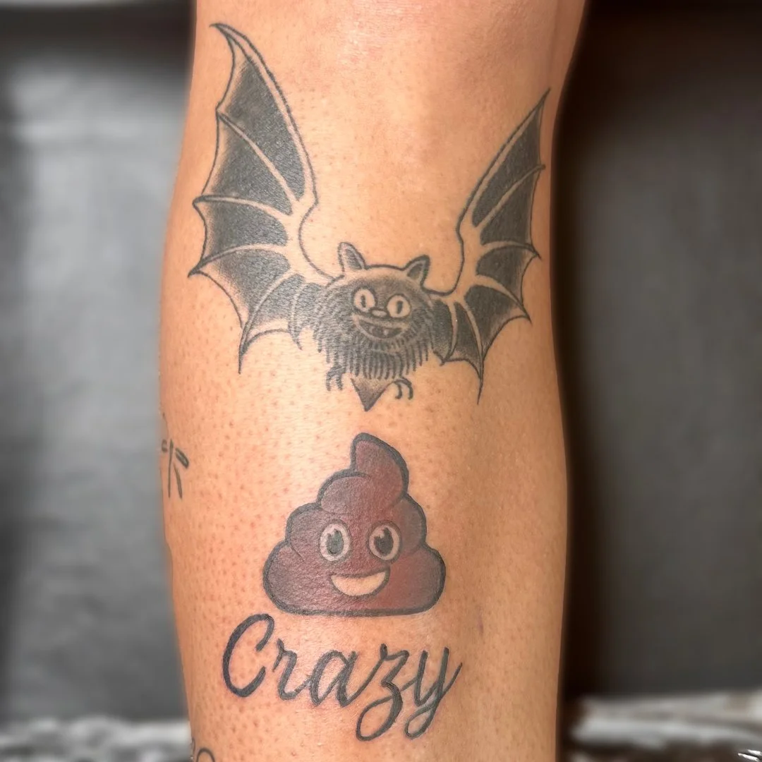 😂 When your 🦇💩🤪, you let people know! The bat was done by another artist