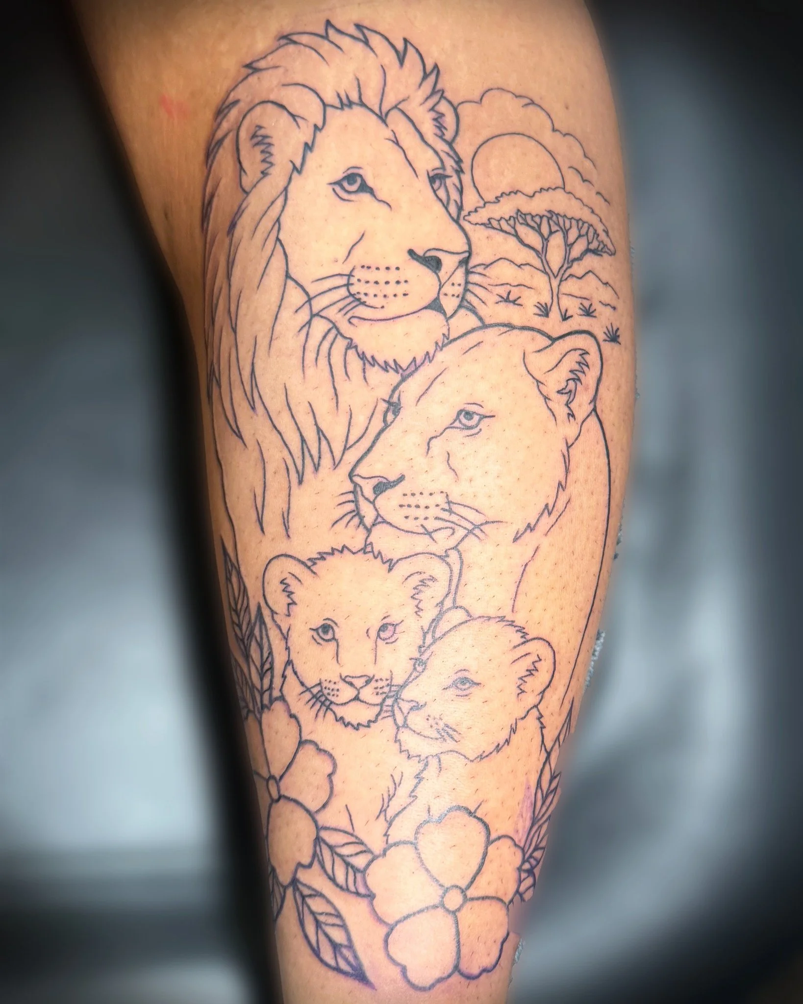 Family tattoos are the best! 🖤

This one is a little outside of Flebbe&rsquo;s usual comfort zone, but that&rsquo;s what made it such a fun challenge. We love getting the chance to try something different every once in a while!

**Finished pics comi