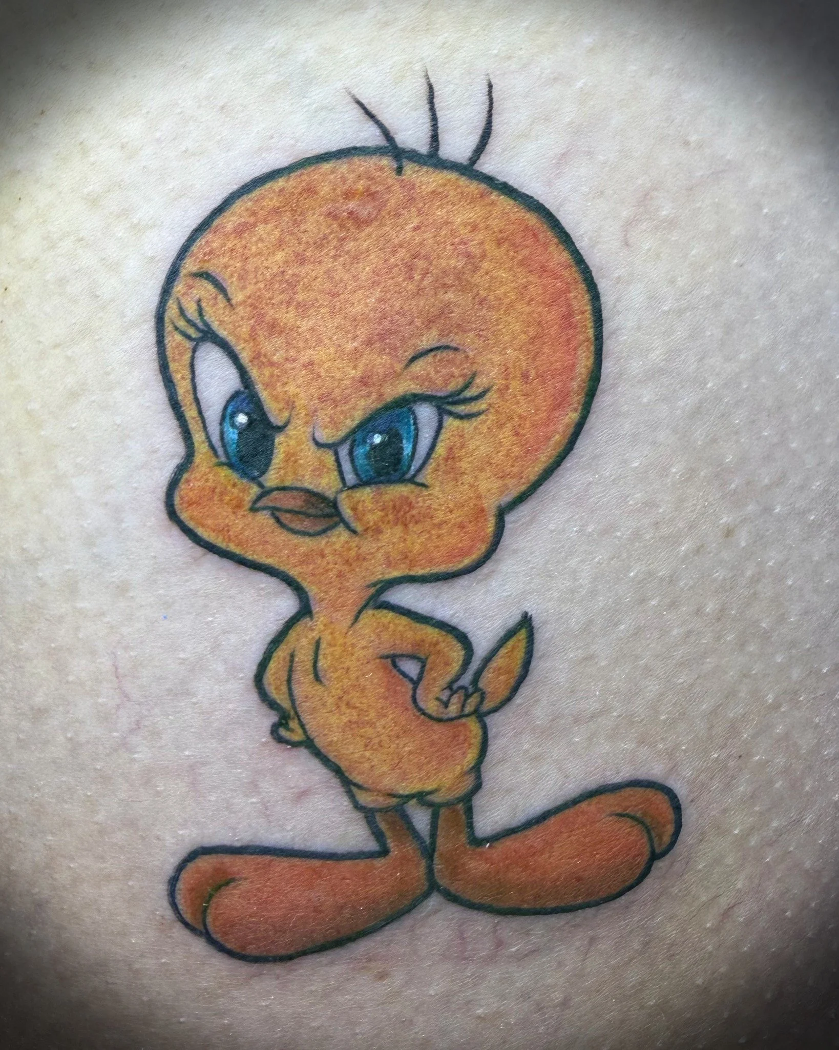 &ldquo;I tought I taw a puddy tat!&rdquo; 🐥😂
Flebbe recently got to do this Tweety Bird tattoo
Who knows what species of bird Tweety actually is? 👀
No Googling. We&rsquo;re watching you. 😂

@tattoosbythisguy 
@rissa_skinworksowasso 
@smiley_skinw