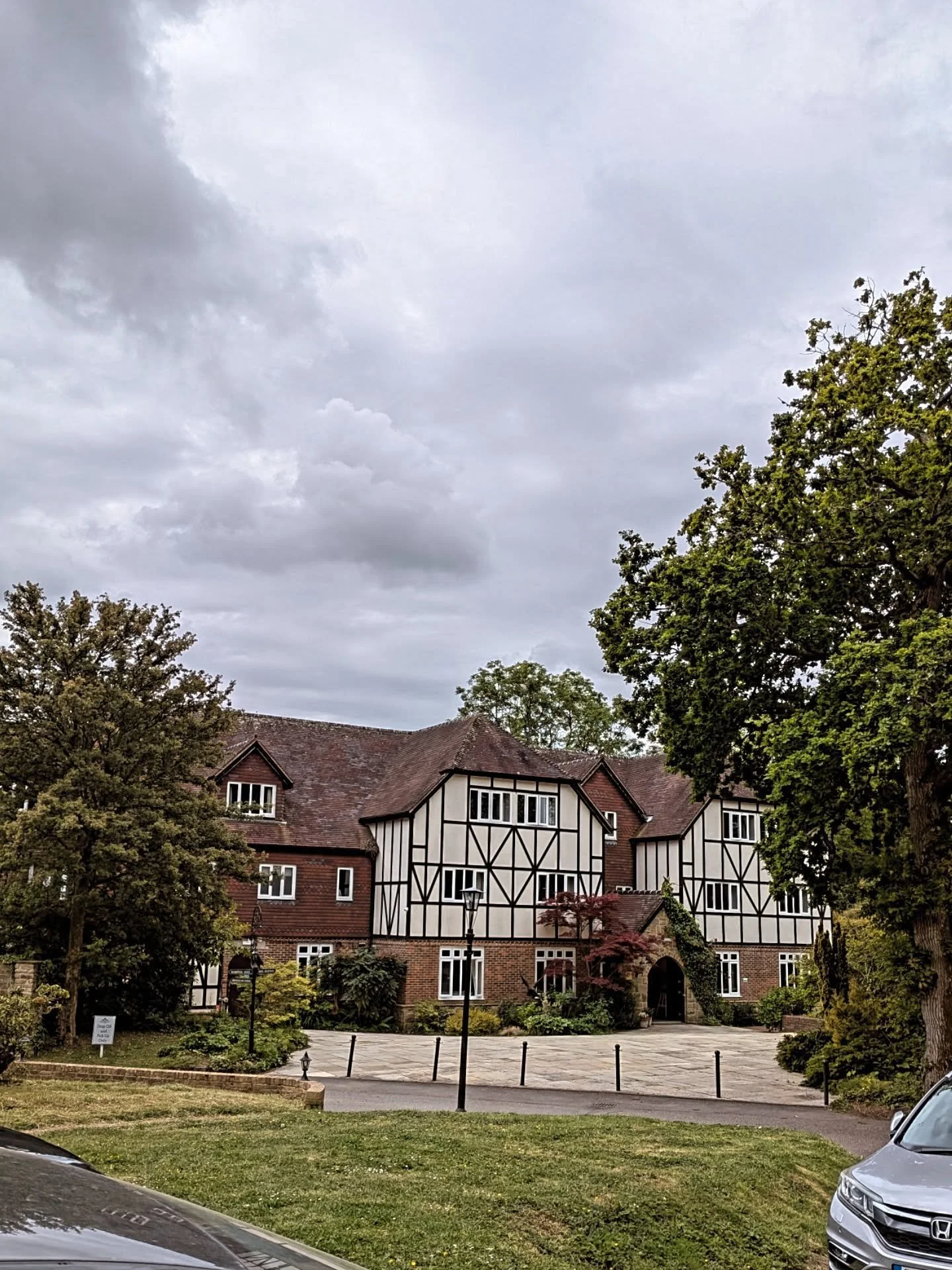 The most incredible day at @ravenswoodvenue for Veronica and Luke's big day! The weather may have been a little bit hit and miss (there were beautiful blue skies at some points!) but that didn't stop the whole day being stunning. I mean, just look at