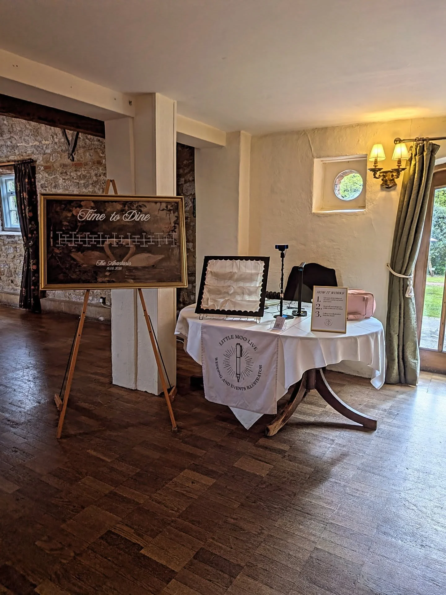 Yesterday ✨
What a gorgeous wedding Emily and Rob had! The Spread Eagle was an absolutely STUNNING venue and Emily and Rob's vision really brought it to life - I spent the drinks reception next to a string trio feeling like I was in an episode of Bri