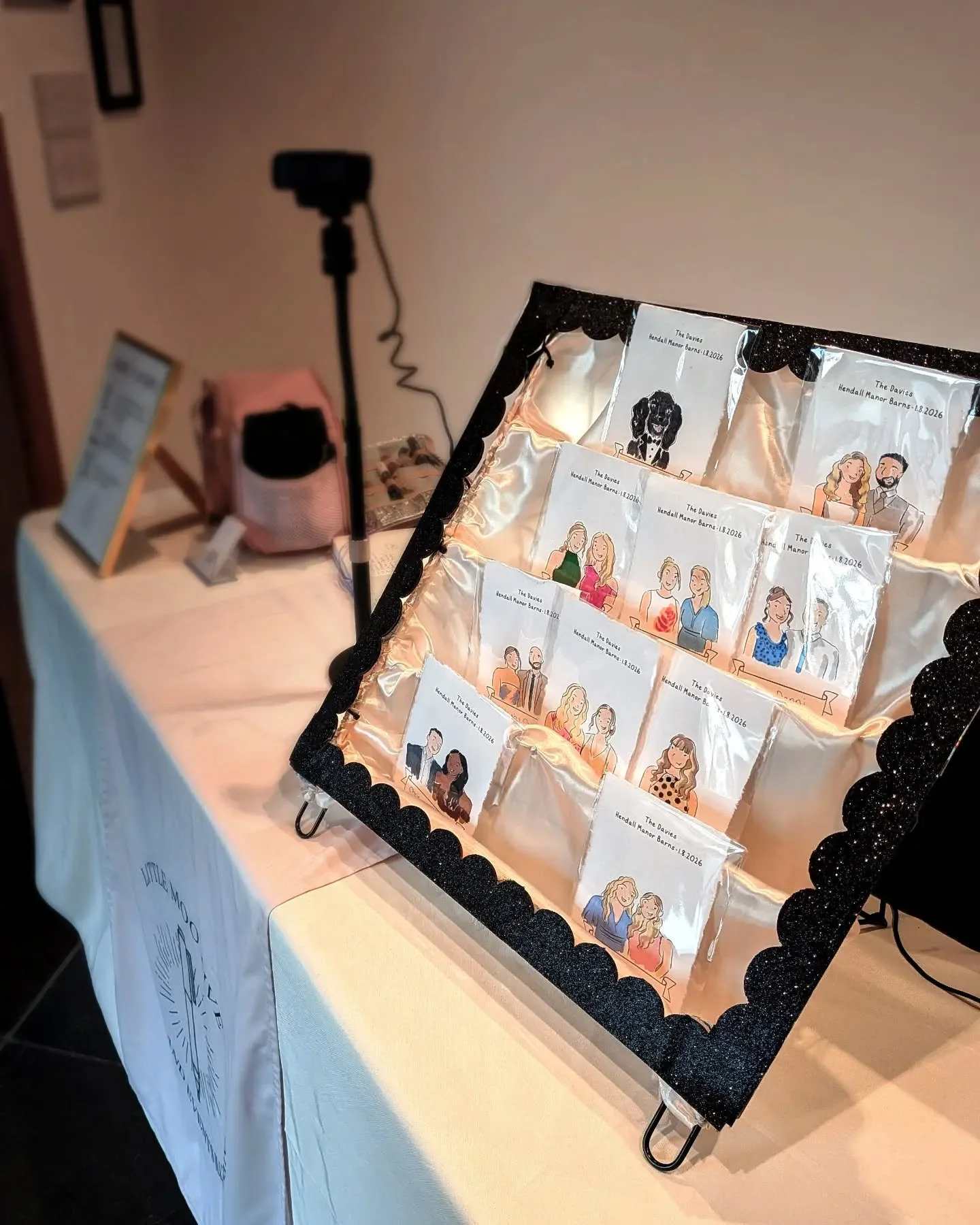 ✨ T H E  S E T U P ✨
A little bit of love for my table! The thing about illustrating at events is that often I don't know where I'll be until the day. Sometimes I get a lovely big table, sometimes I get a little table and use chairs to pop my display