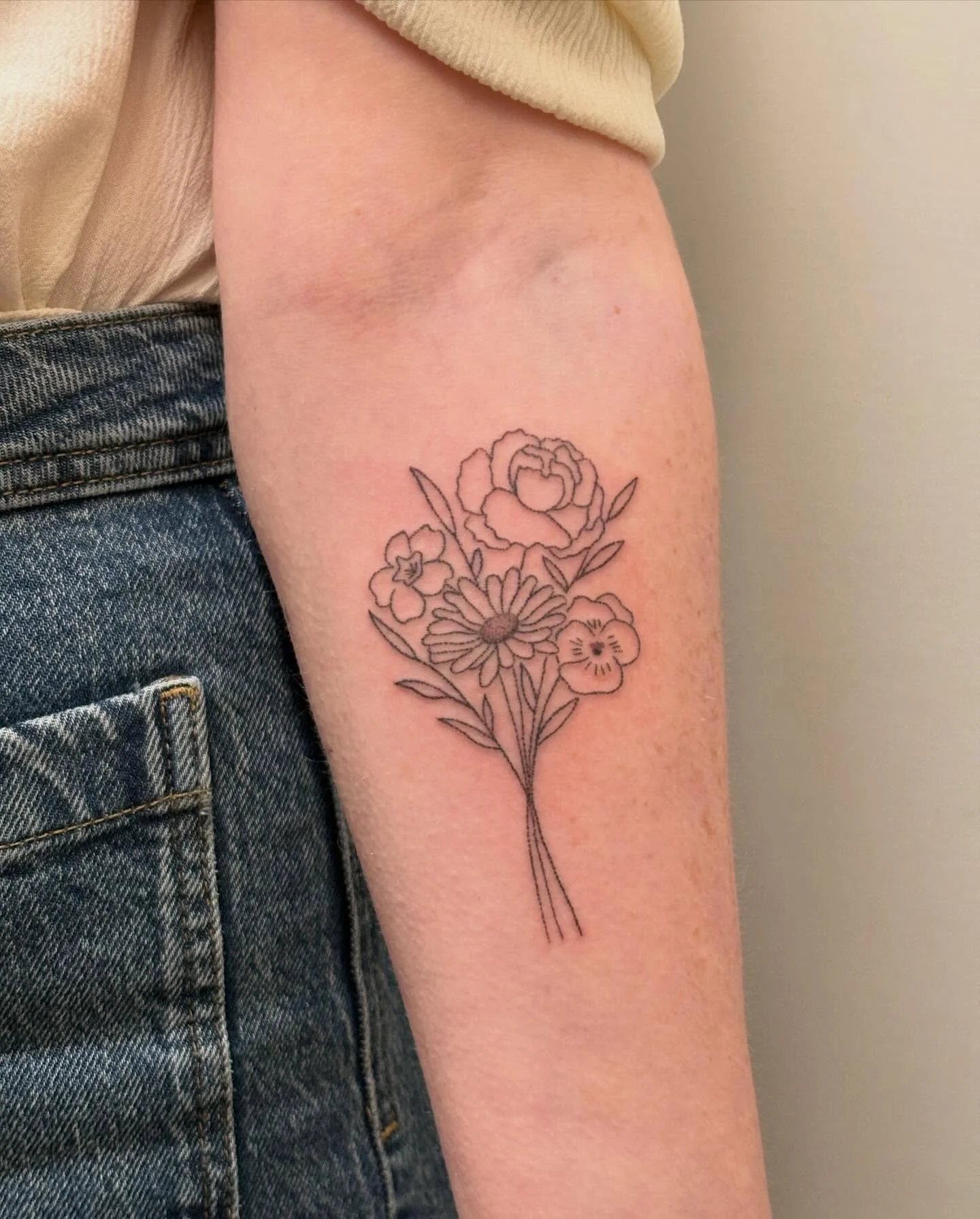 Birth flower bouquet for Leanne, thank you always 🌼 @supertouchtattooparlour 

#handpoke #handpoketattoo #flowertattoo #birthflowertattoo #tattoo