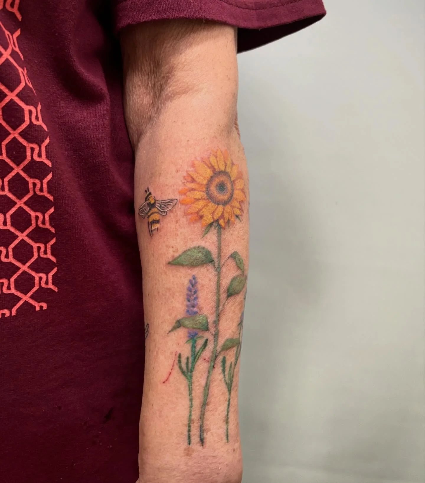 Further additions to Irene&rsquo;s sunflower piece 🐝 @supertouchtattooparlour 

#handpoke #handpoketattoo #flowertattoo #colourtattoo #sunflowertattoo