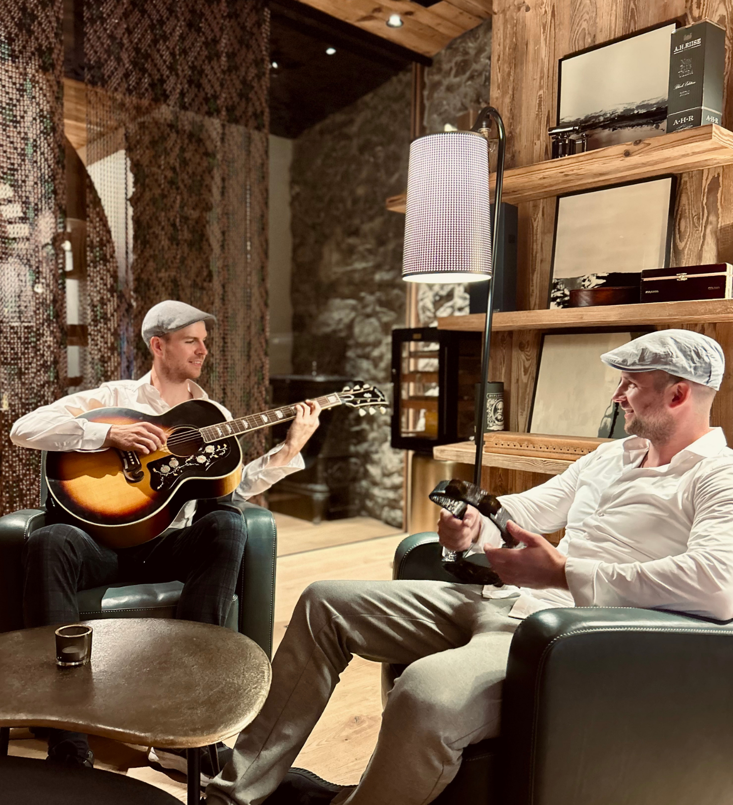 die Residence Brothers sitzen in einer Lounge