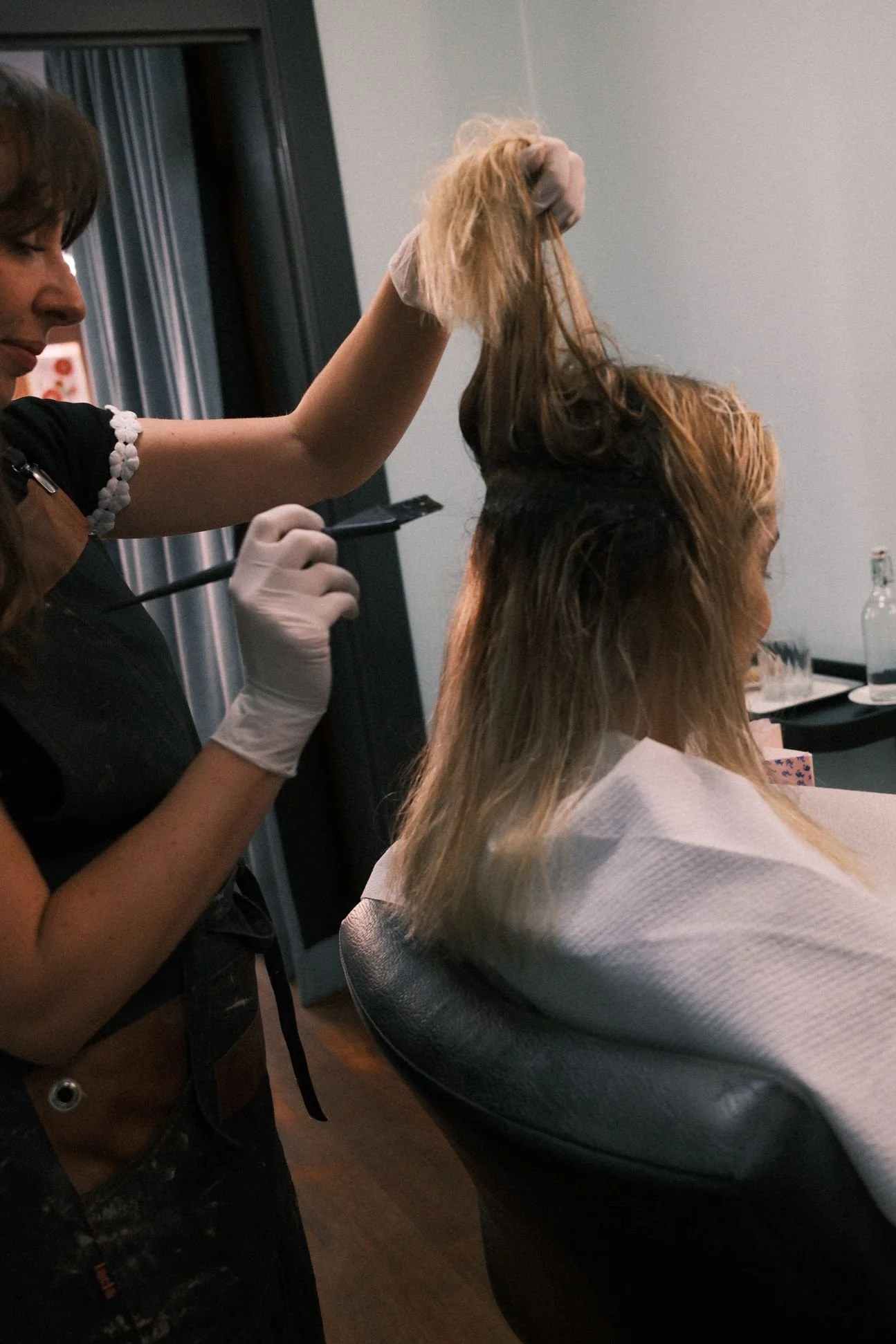 Independent hair professional using a flexible membership at Minds & More