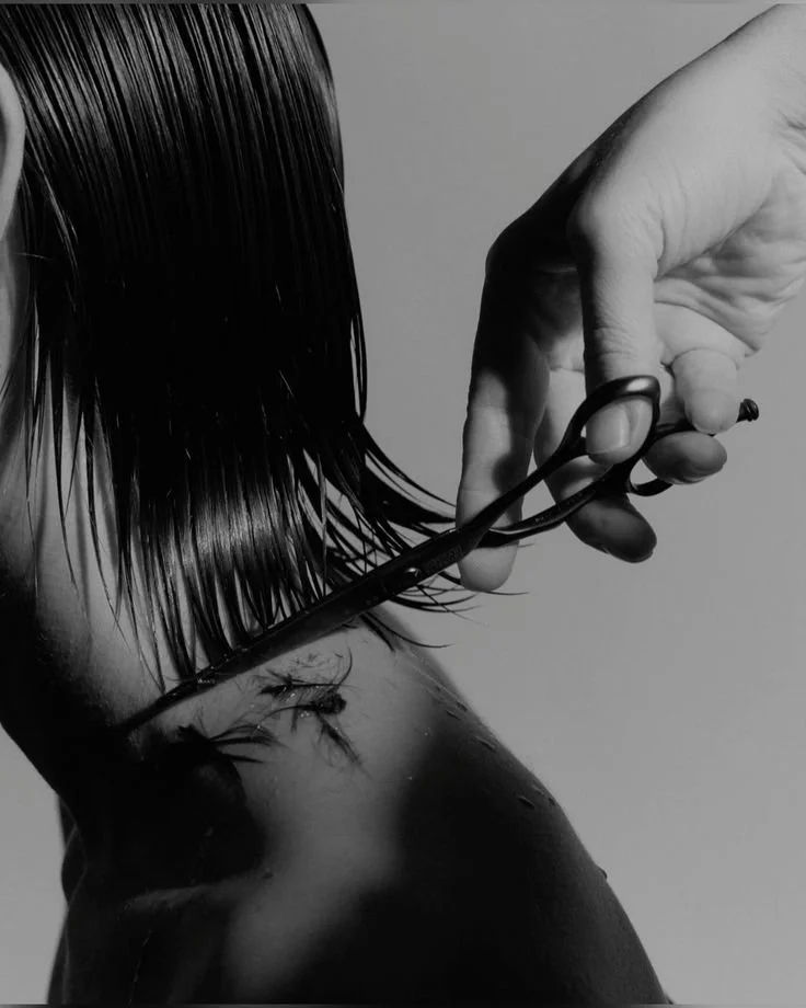 Client choosing an independent stylist at Minds & More for a personalised in-studio or on-location hair service in Lisbon.