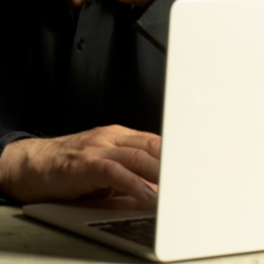 Une personne tapant sur un clavier d'ordinateur portable