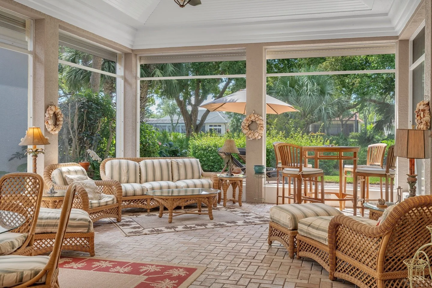 It&rsquo;s the lanai details for us 😜
Content that stops the scroll and gets people interested.

Ready to level up your listings? DM me.

#fortmyersrealtor #naplesrealtor #capecoralrealtor #realestatephoto #realestatevideo bonitaspringsrealtor