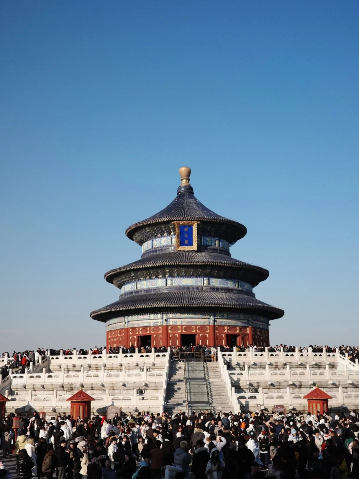 Sin duda el templo m&aacute;s lindo de Beijing ✨ 

Perfectamente circular, conectando la tierra con el cielo ☁️ Se construy&oacute; durante la dinast&iacute;a Ming y representa el poder del emperador con &ldquo;hijo del cielo&rdquo;.

🔵el templo cir