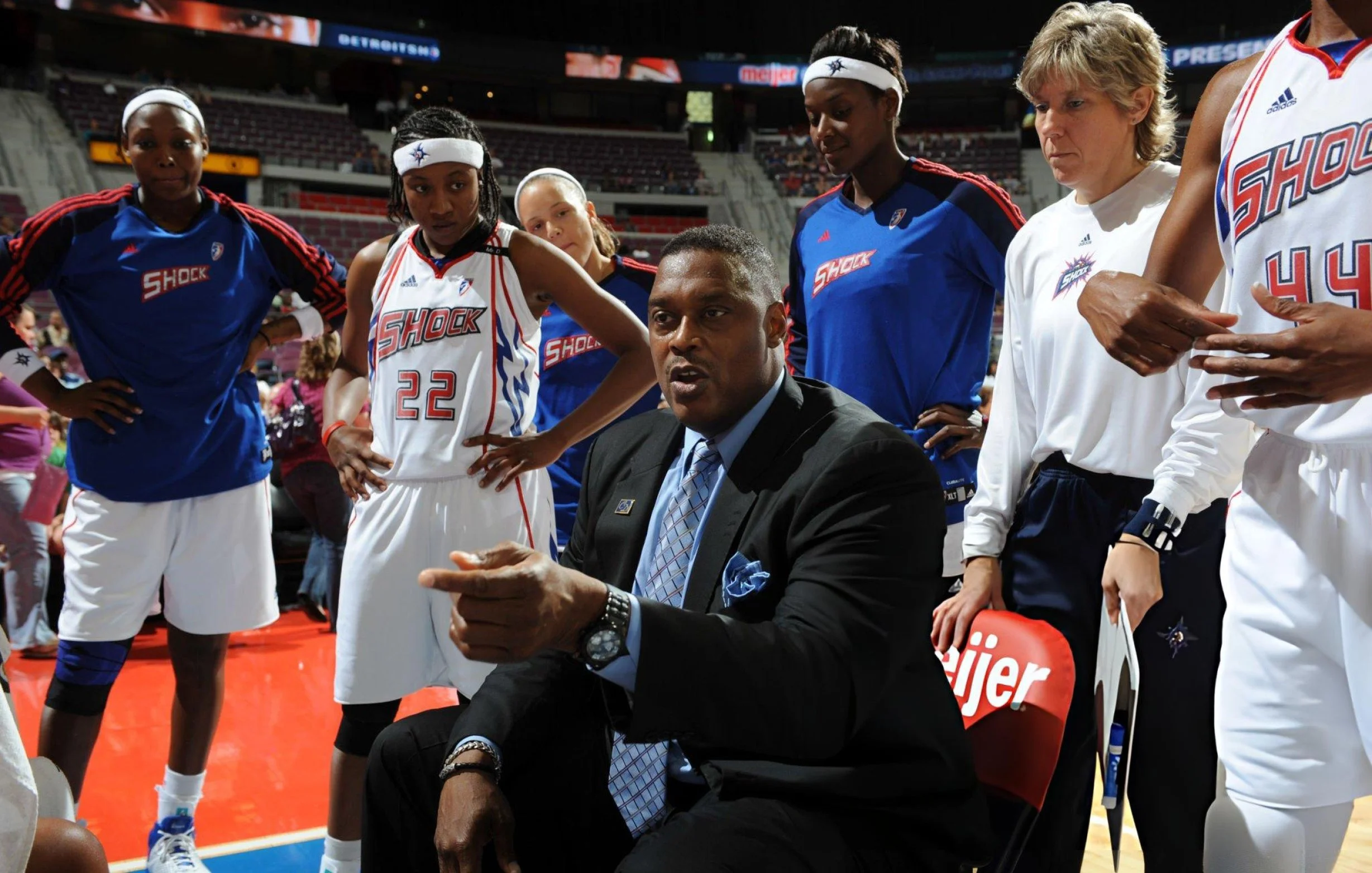 Rick Mahorn coaching the 2009 Detroit Shock.