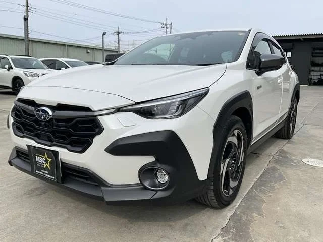 white saubaru cross over 2025