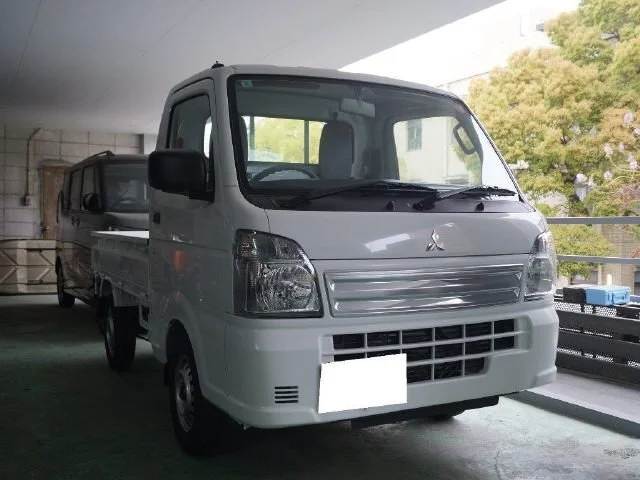 white mitsubishi pick up truck 2025