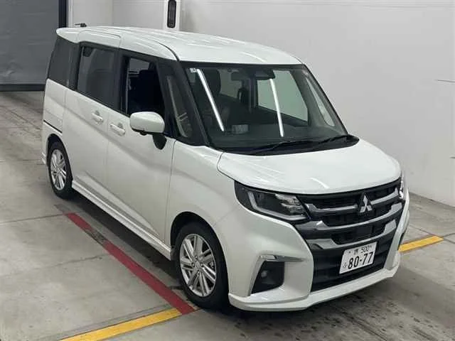 white misubishi caravna camper