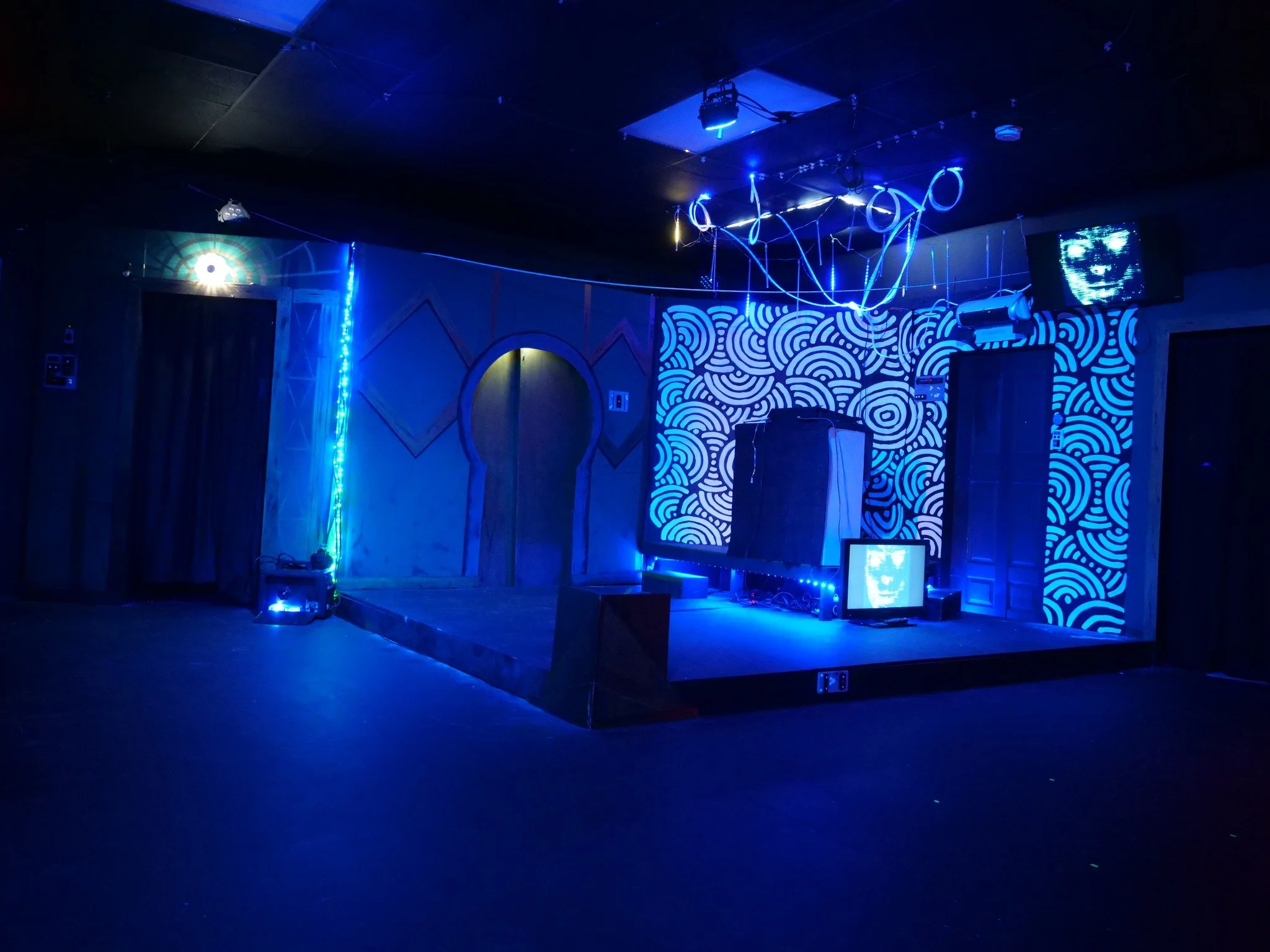 In editing the Run Tracey Video (not for a special announcement coming June 8th, don't be ridiculous,) I've had the treat to stare at the set, which is simply gorgeous if I do say so myself. 

We shan't see its like anytime soon, but thank you to @se