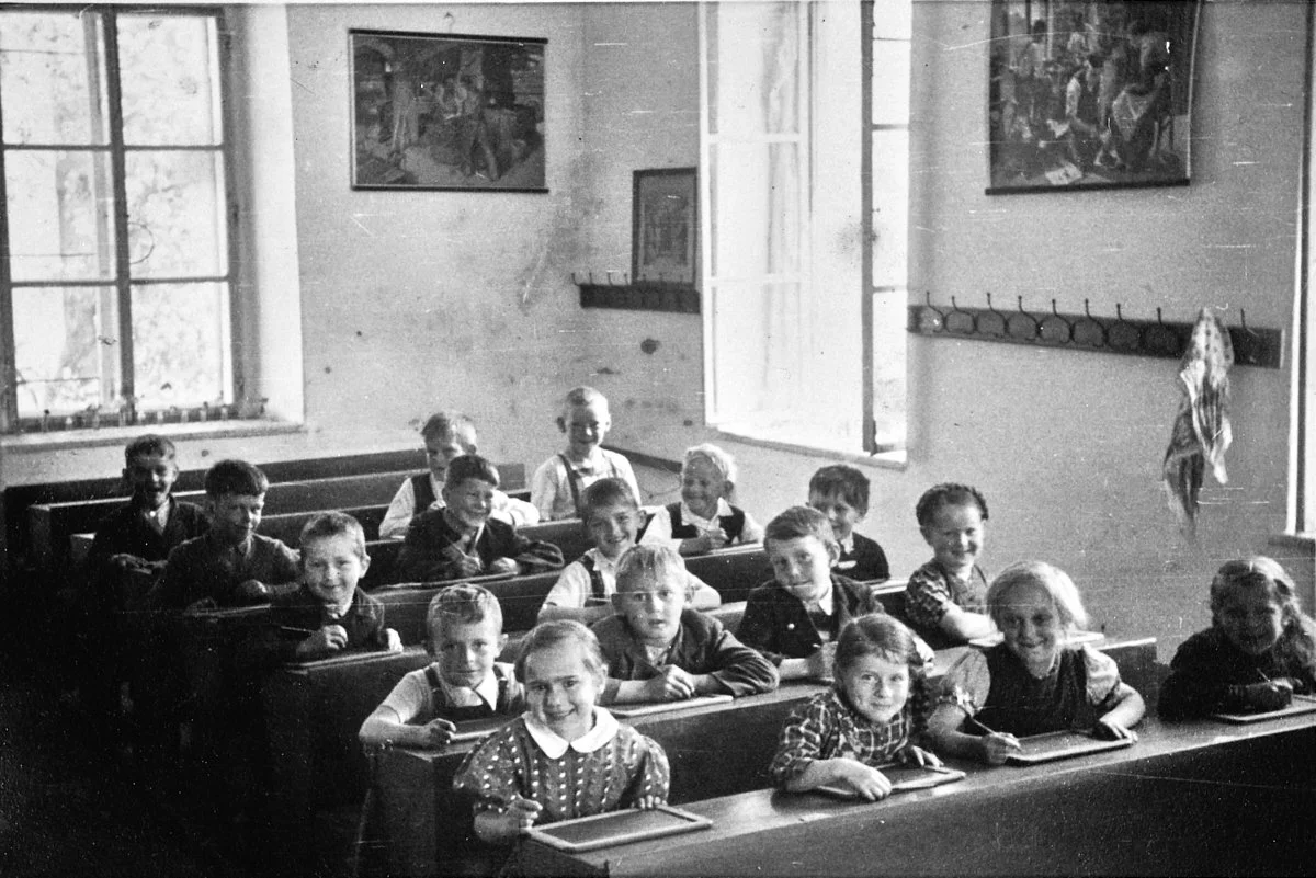 Volksschule Oberhofen: "Ecker Mariel"
2.⁠ ⁠reihe, rechts außen