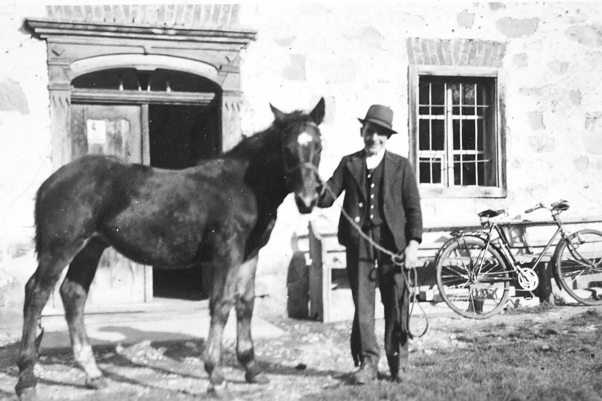 Johann Kraml (Grabner) vor dem Roiderhaus