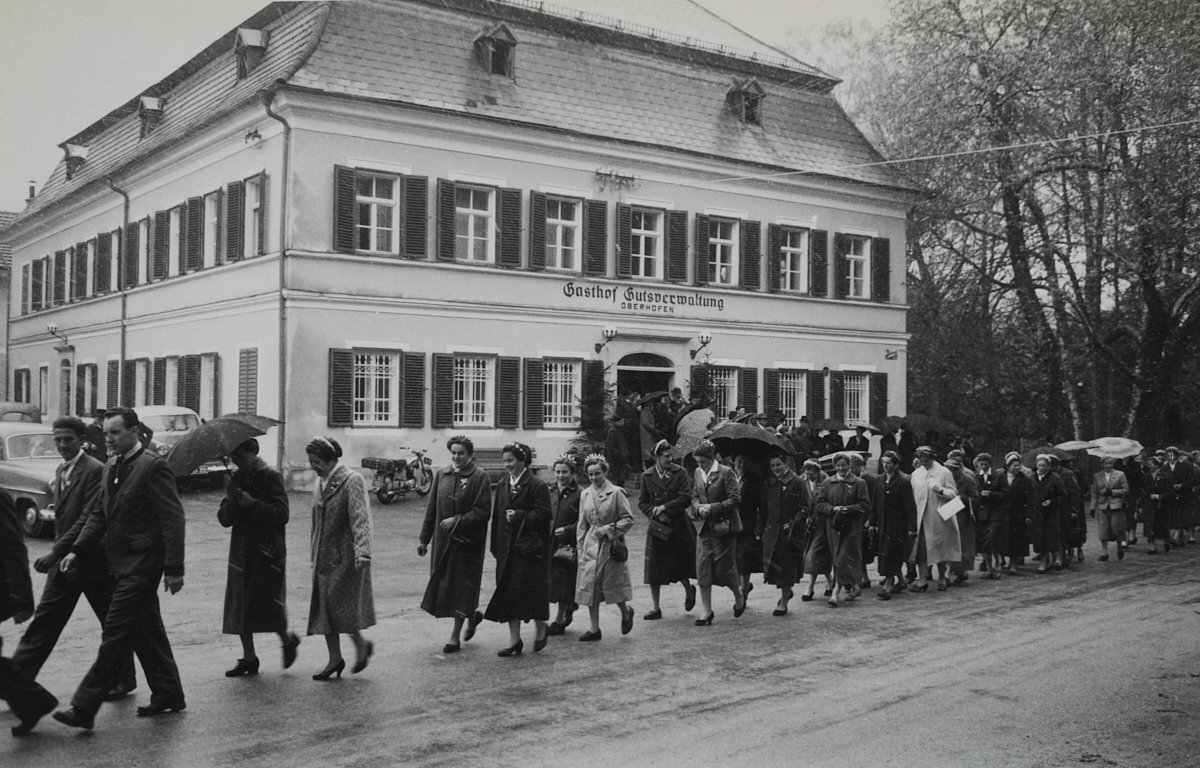 Hochzeitszug vorm Gutshof