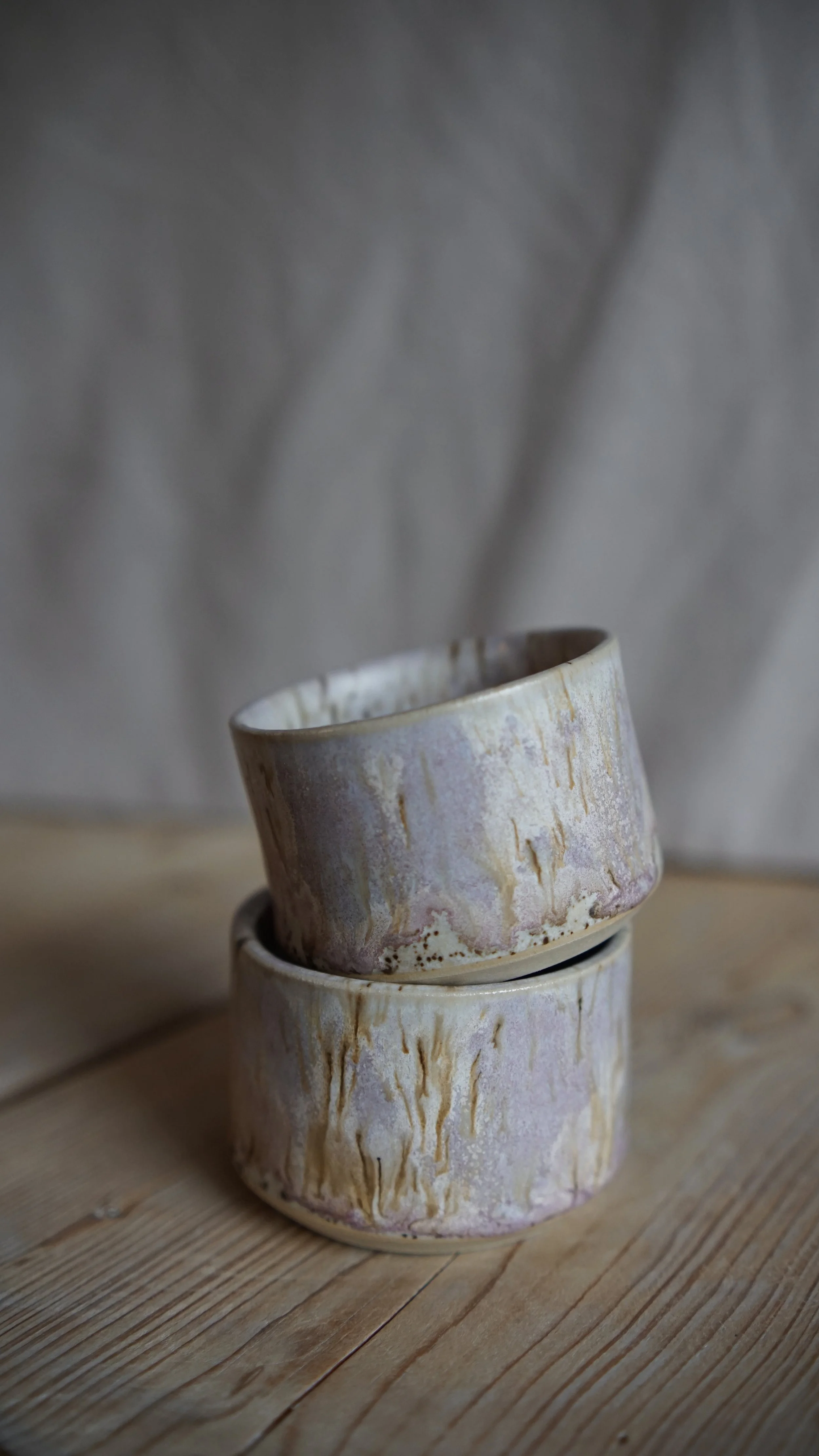 Handgetoepferte Steinzeugbecher Salzwiese