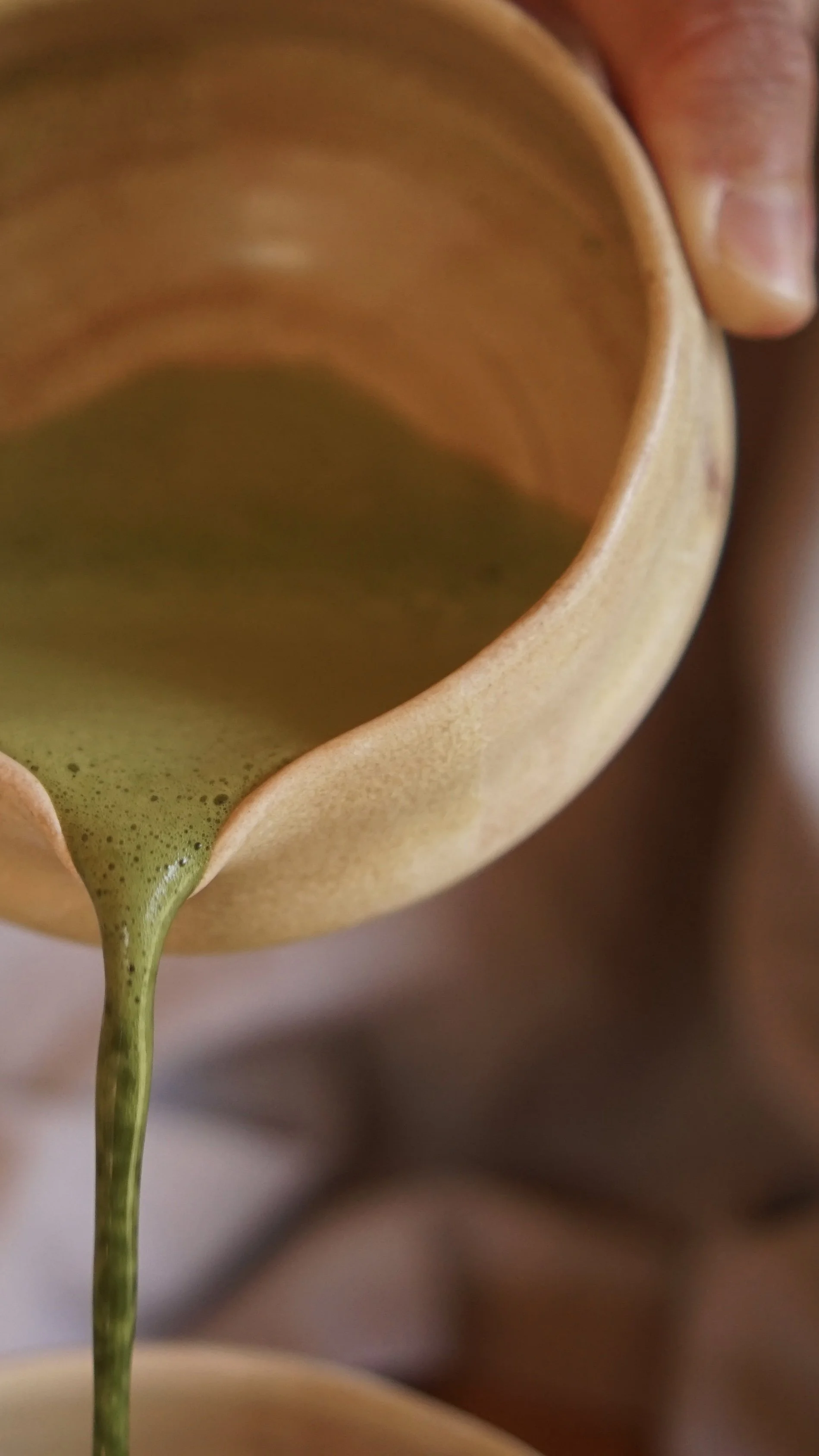 Sandfarbene Matchaschale Duene mit Matchatee.jpg