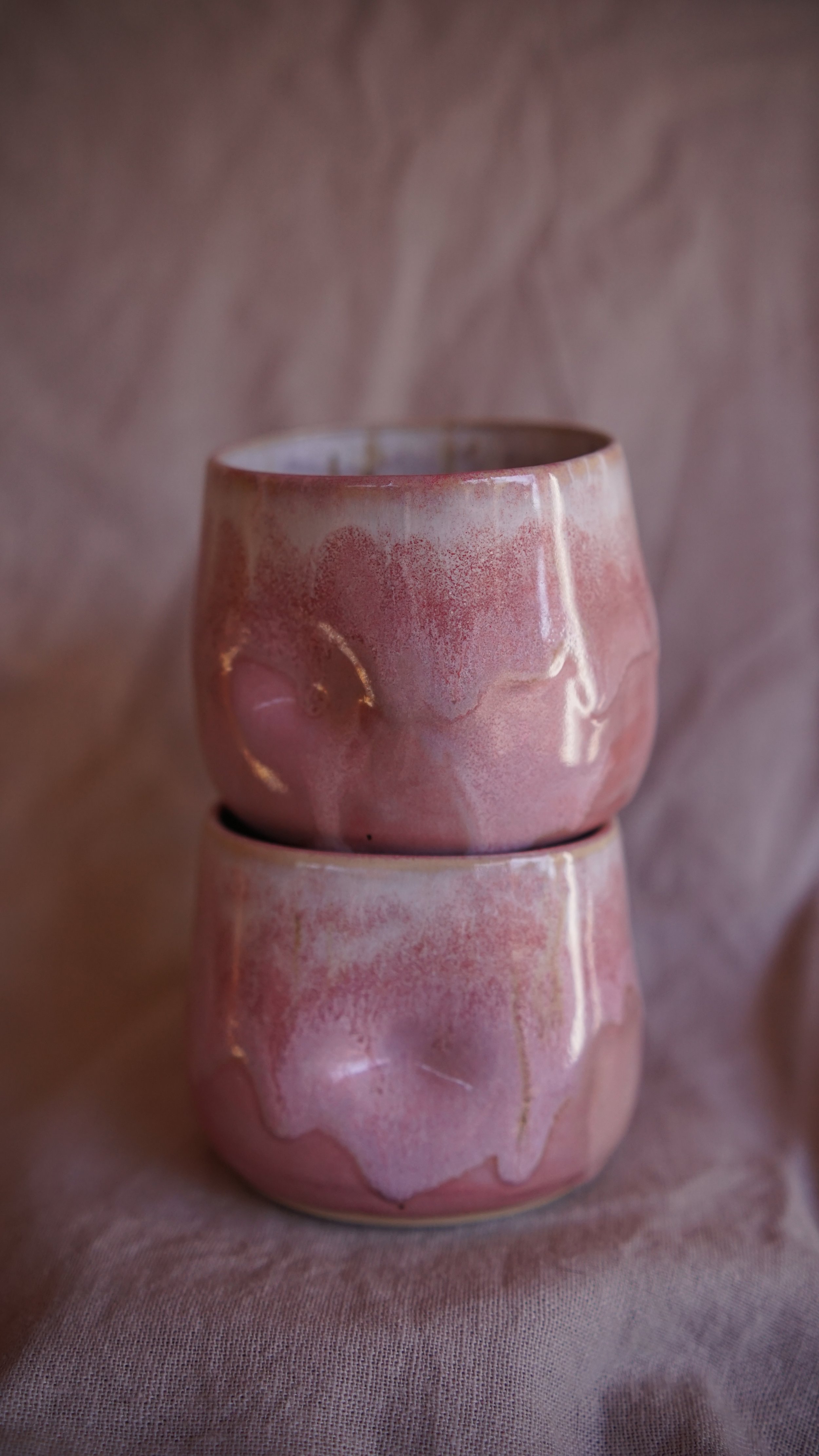 Rosa Steinzeugbecher in der Turmalinglasur