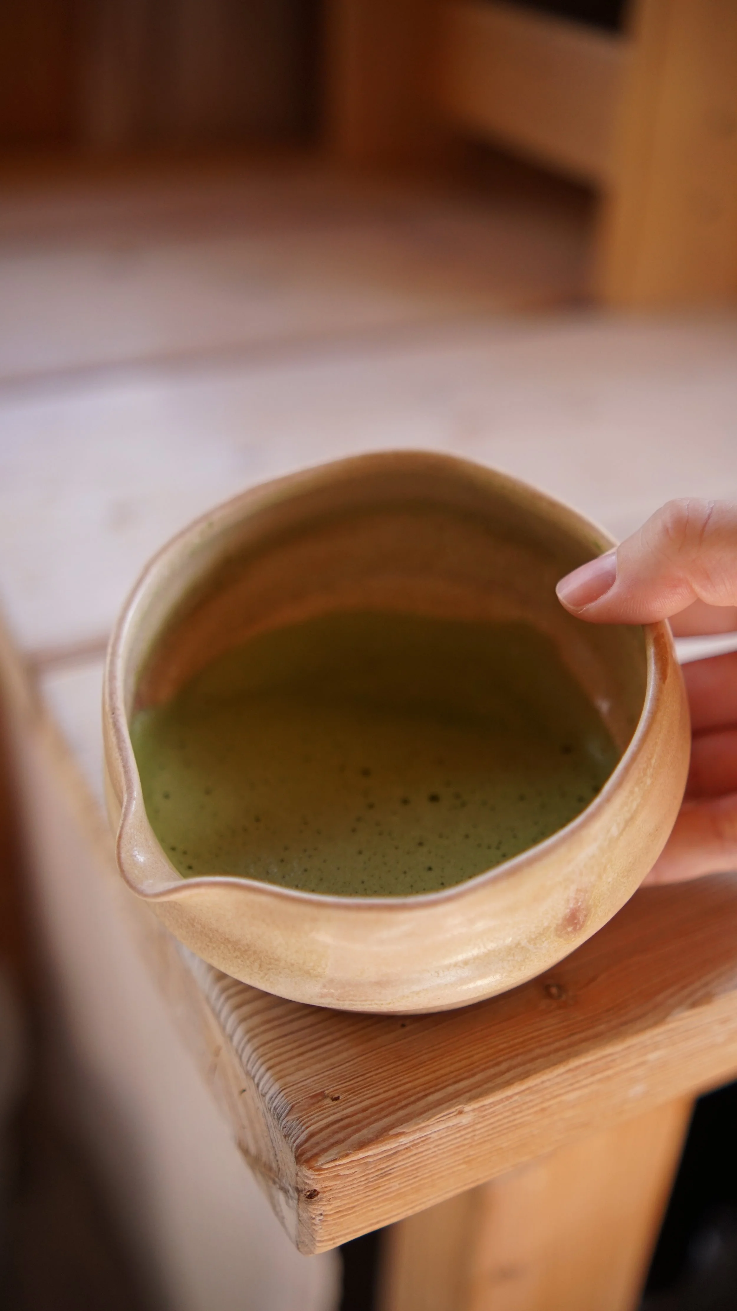 Grüner Matcha in der handgefertigten Matchaschale Düne der Ottersberger Töpferin mithändengemacht.