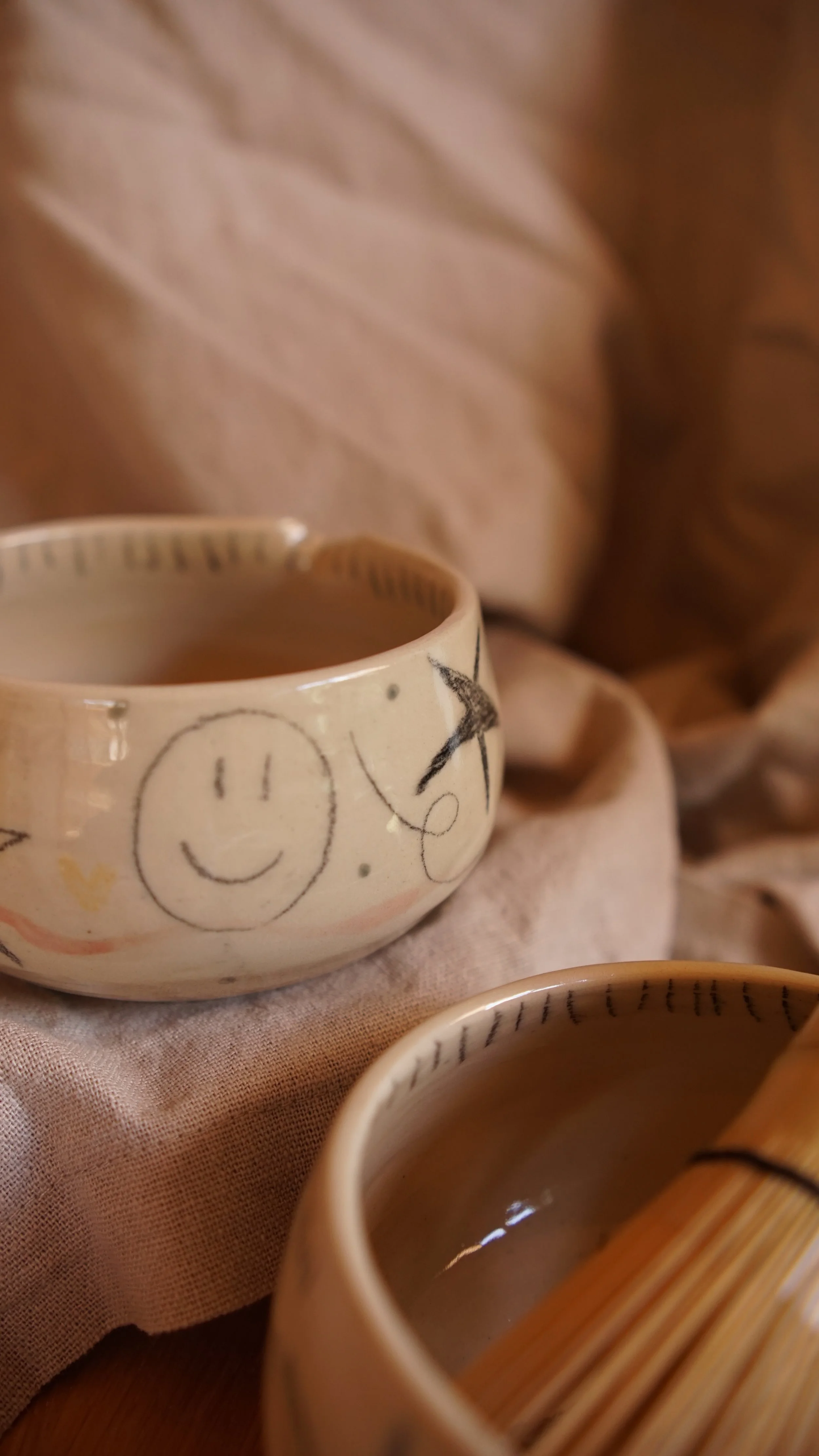 Eine Matchaschale mit der Keramik-Glasur Starface.