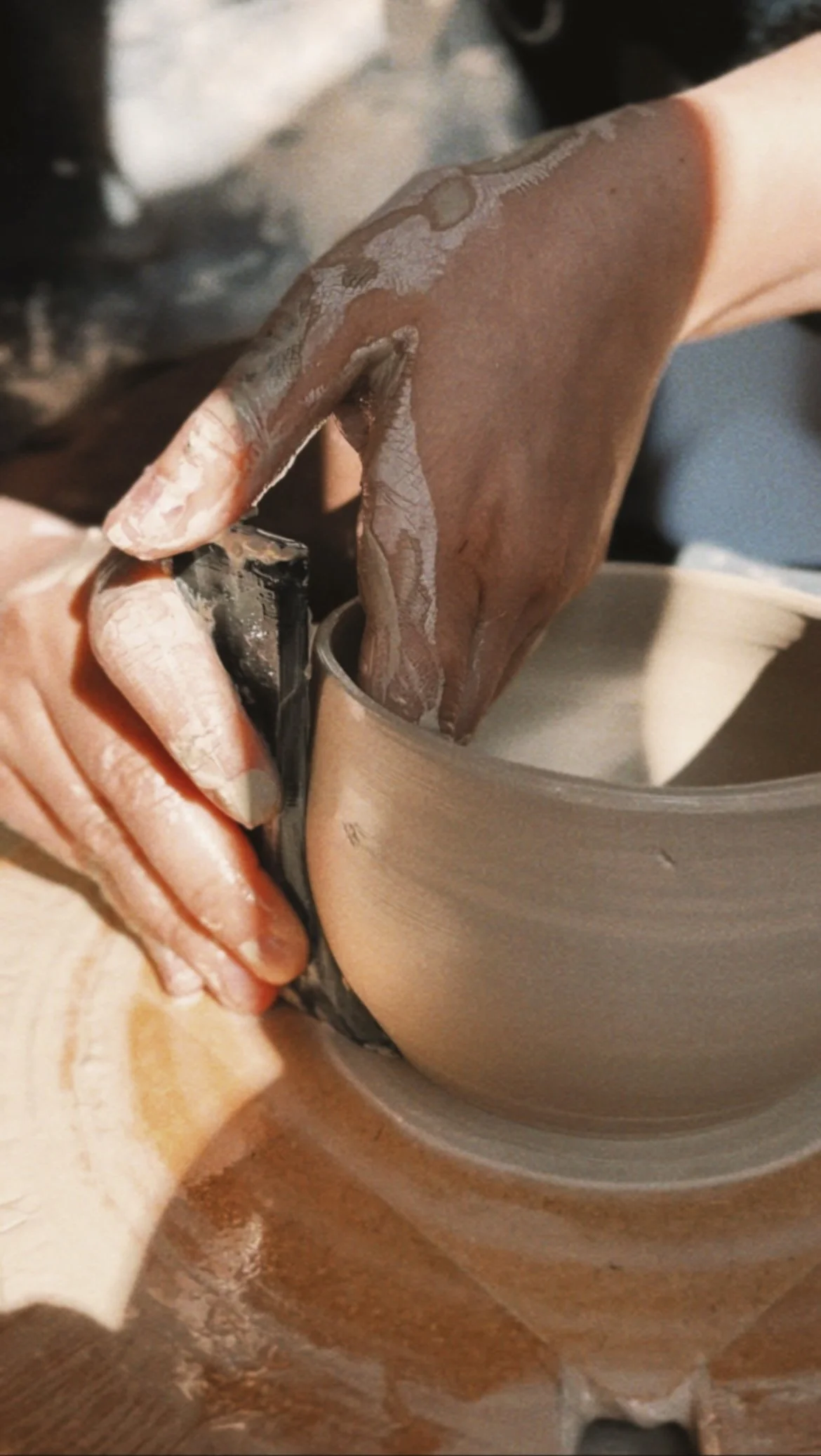Hände töpfern an der Drehscheibe bei der freien Werkstattzeit in der Keramikwerkstatt von mithaendengemacht