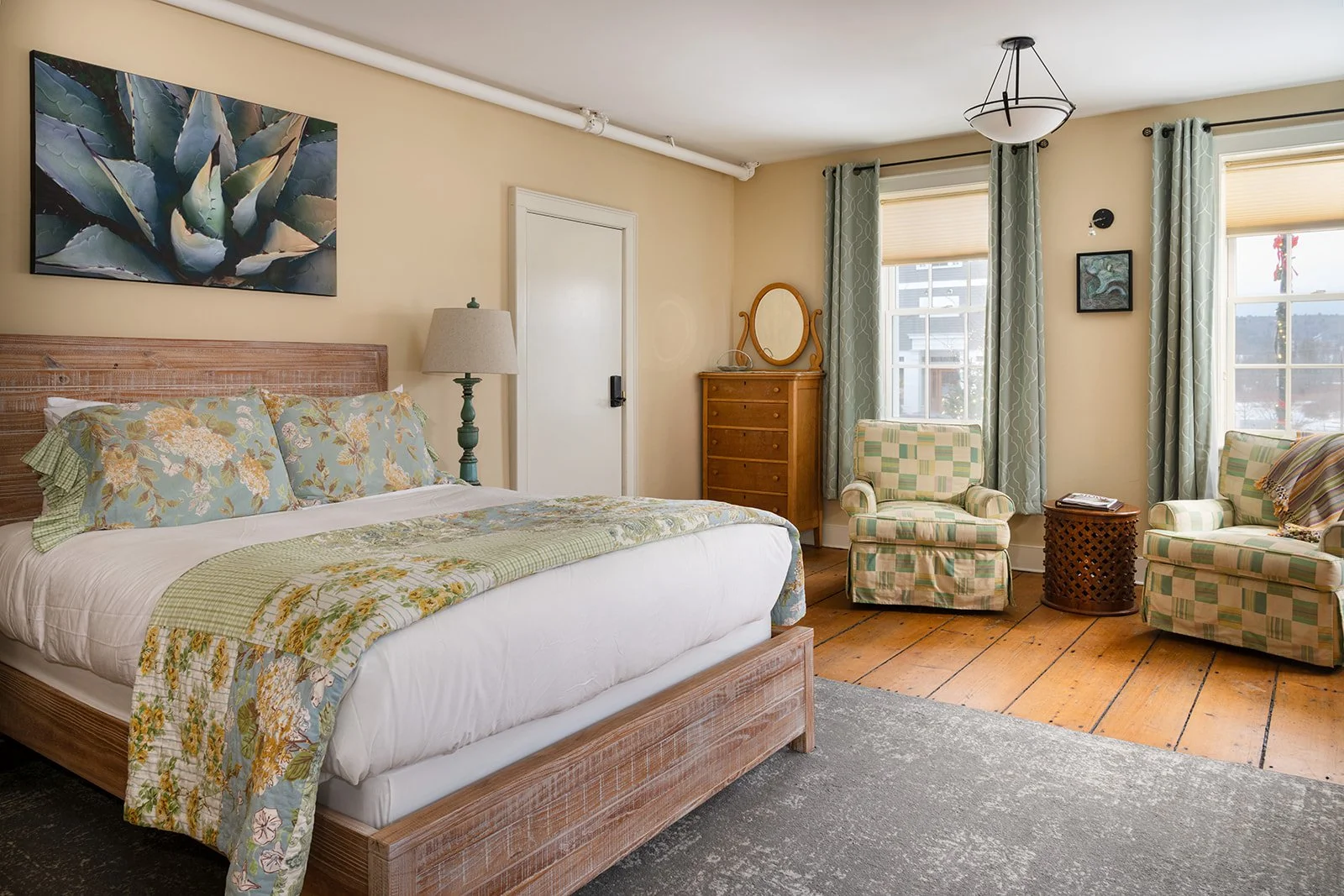 Studio suite with village views in Stowe Vermont featuring queen bed, seating area and historic charm
